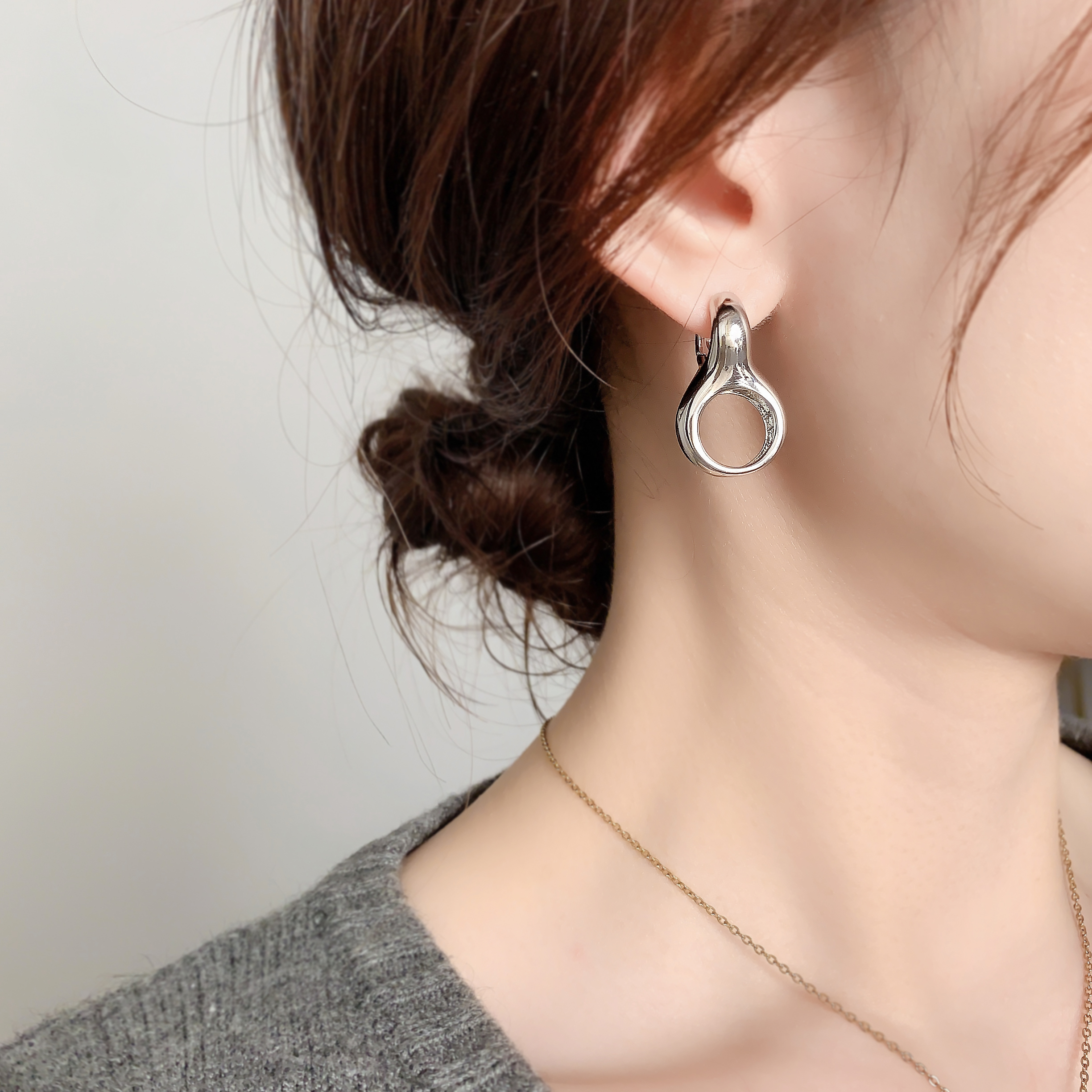 Simple and elegant geometric ear studs, copper-plated 18K real gold, personalized earrings, factory wholesale and customization Item Picture