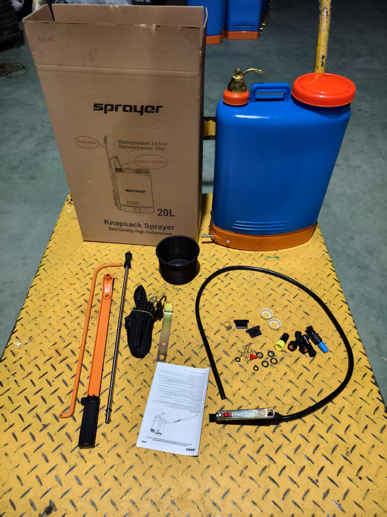 16升背负式喷雾器，农业必备，高效喷洒，轻松应对农田作业。产品图