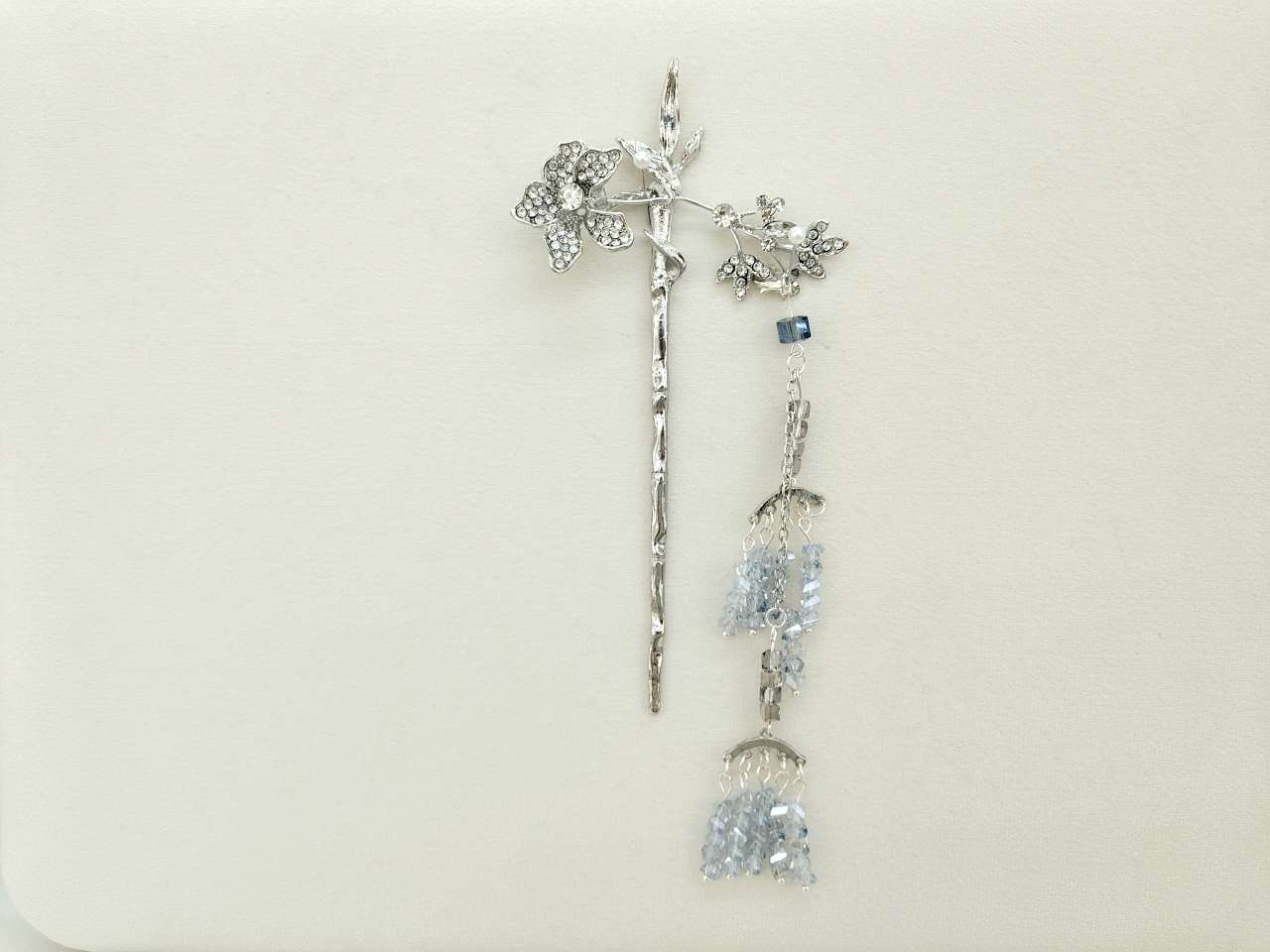 The Chinese-style hair accessory set with light blue and silver as the main colors has an overall elegant, dynamic and cool style. It is suitable for matching with simple and elegant Hanfu such as chest-length and Ming-style clothing, and can also be used for wedding photo shoots Item Picture