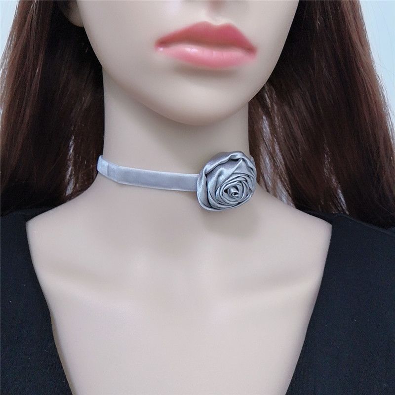 A free shipping necklace, a women's lace collarbone chain, a black and white neck chain, a neck accessory, an elegant collar, and a popular online accessory gift details Picture