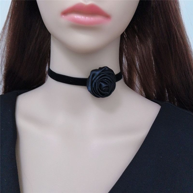 A free shipping necklace, a women's lace collarbone chain, a black and white neck chain, a neck accessory, an elegant collar, and a popular online accessory gift detail image 4