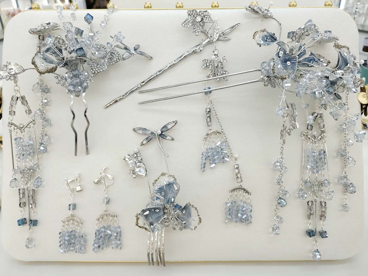 The Chinese-style hair accessory set with light blue and silver as the main colors has an overall elegant, dynamic and cool style. It is suitable for matching with simple and elegant Hanfu such as chest-length and Ming-style clothing, and can also be used for wedding photo shoots