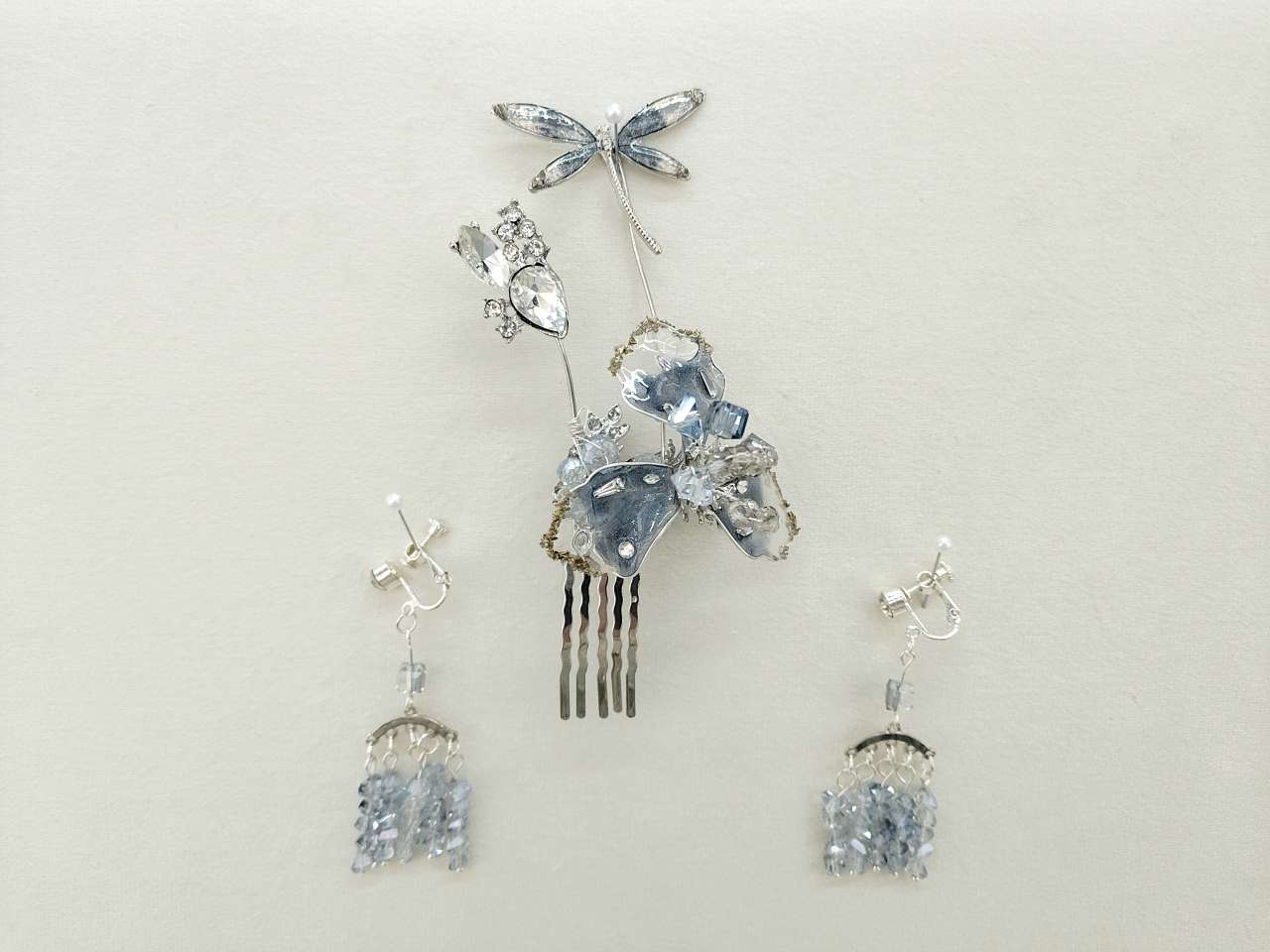 The Chinese-style hair accessory set with light blue and silver as the main colors has an overall elegant, dynamic and cool style. It is suitable for matching with simple and elegant Hanfu such as chest-length and Ming-style clothing, and can also be used for wedding photo shoots Application Scenario