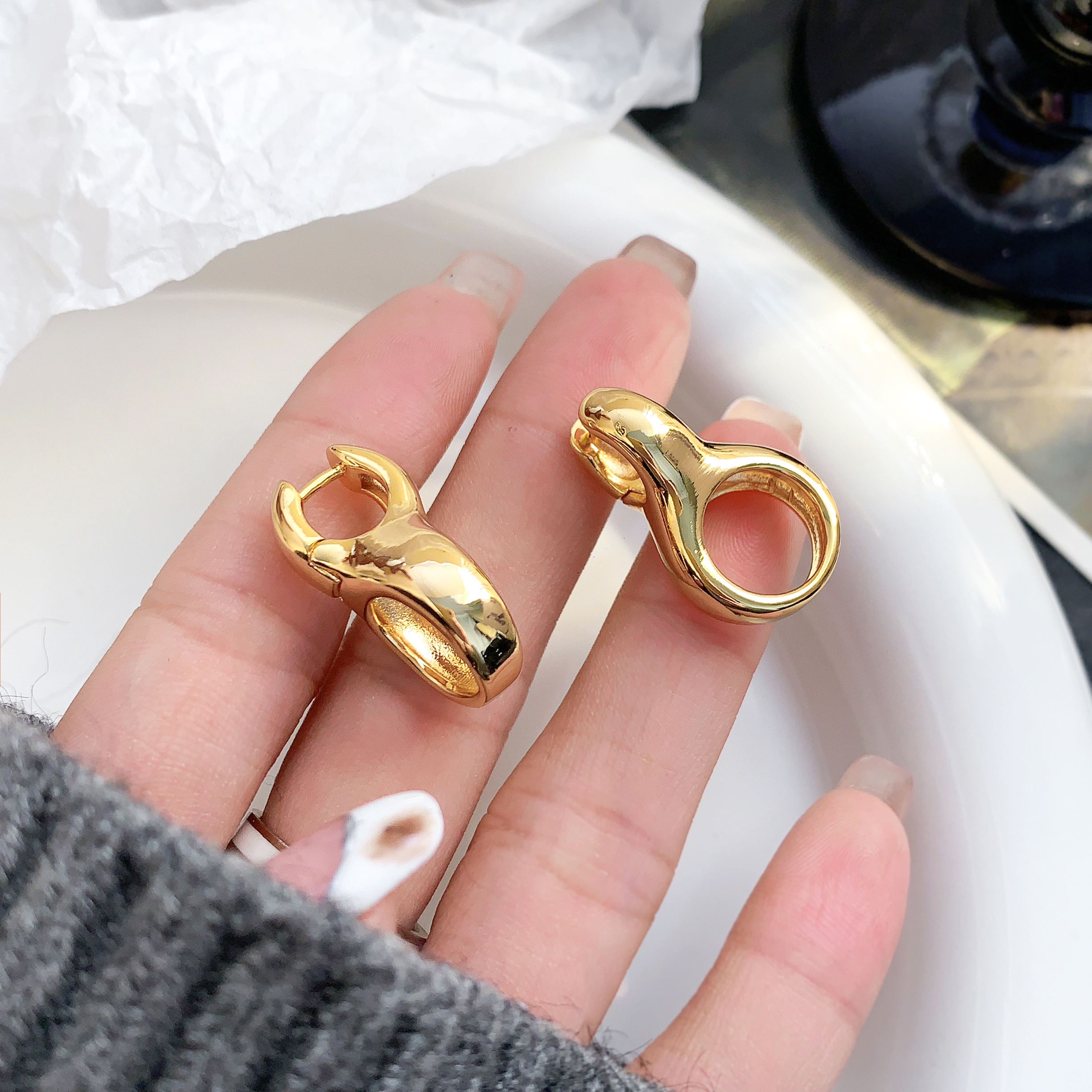Simple and elegant geometric ear studs, copper-plated 18K real gold, personalized earrings, factory wholesale and customization Specification image