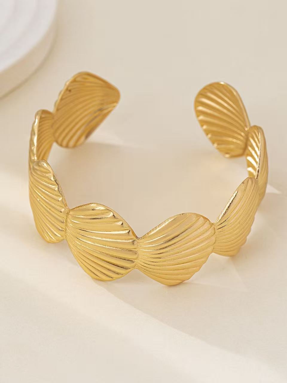 A popular cross-border bestseller in Europe and America, featuring a simple ocean-themed golden shell-shaped metal bracelet for women Application Scenario