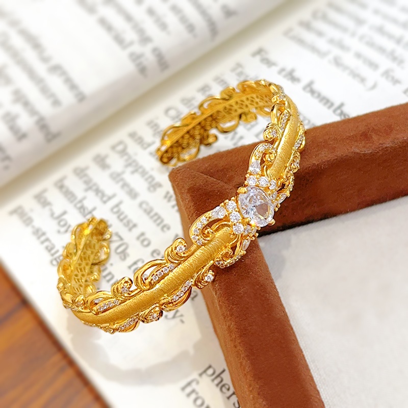 This is a delicate and retro gift for your girlfriend in the same style as the gold store. It's made of sand gold with a diamond dot, pigeon egg and lace details Picture