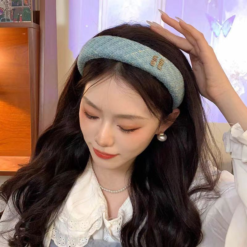 The versatile 2025 new blue hairband for women exudes a high-end, stylish and fashionable vibe. It features a wide-brimmed, high-top headband and hair tie details Picture