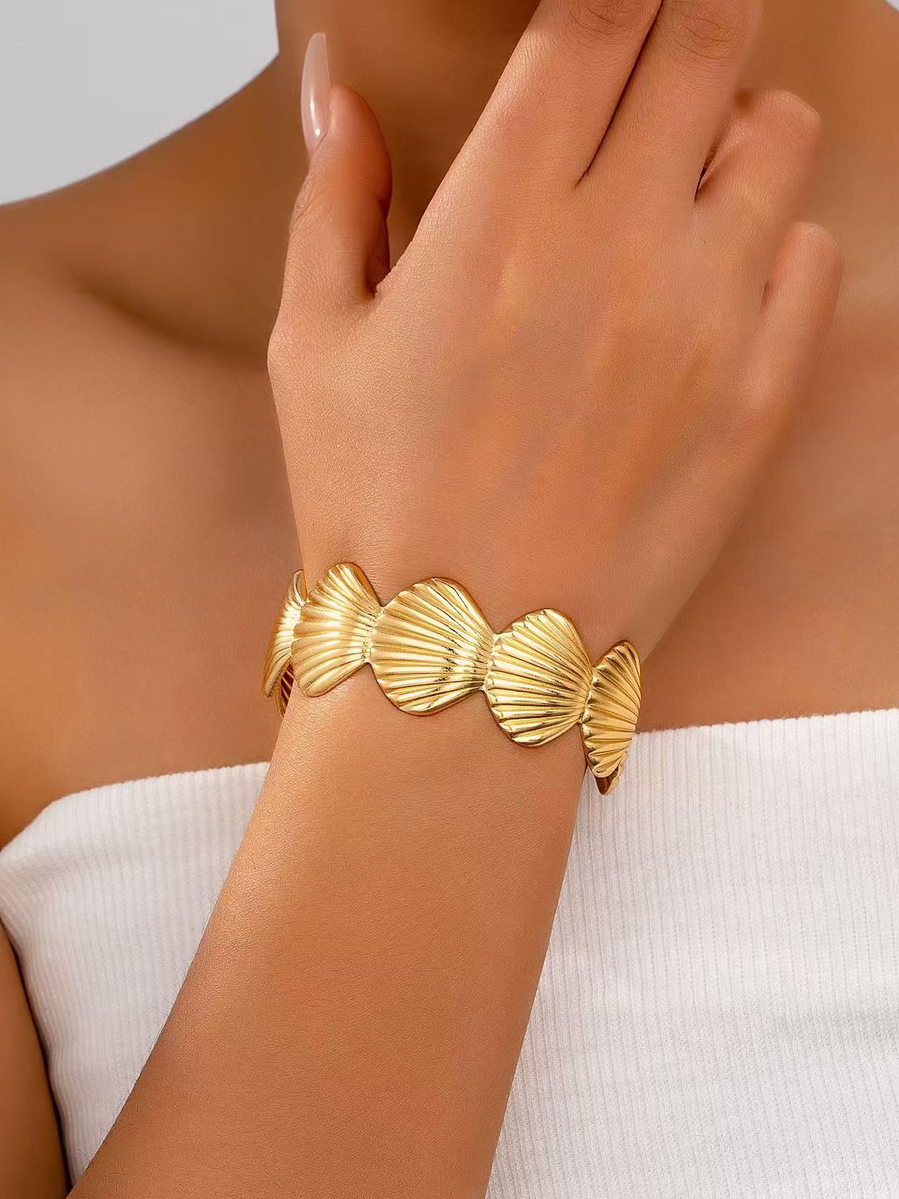A popular cross-border bestseller in Europe and America, featuring a simple ocean-themed golden shell-shaped metal bracelet for women details Picture
