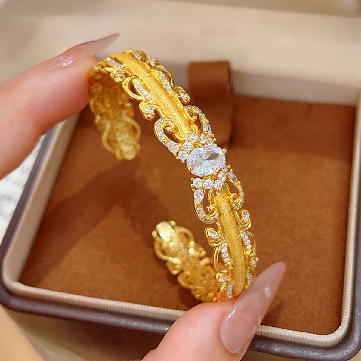 This is a delicate and retro gift for your girlfriend in the same style as the gold store. It's made of sand gold with a diamond dot, pigeon egg and lace Specification image