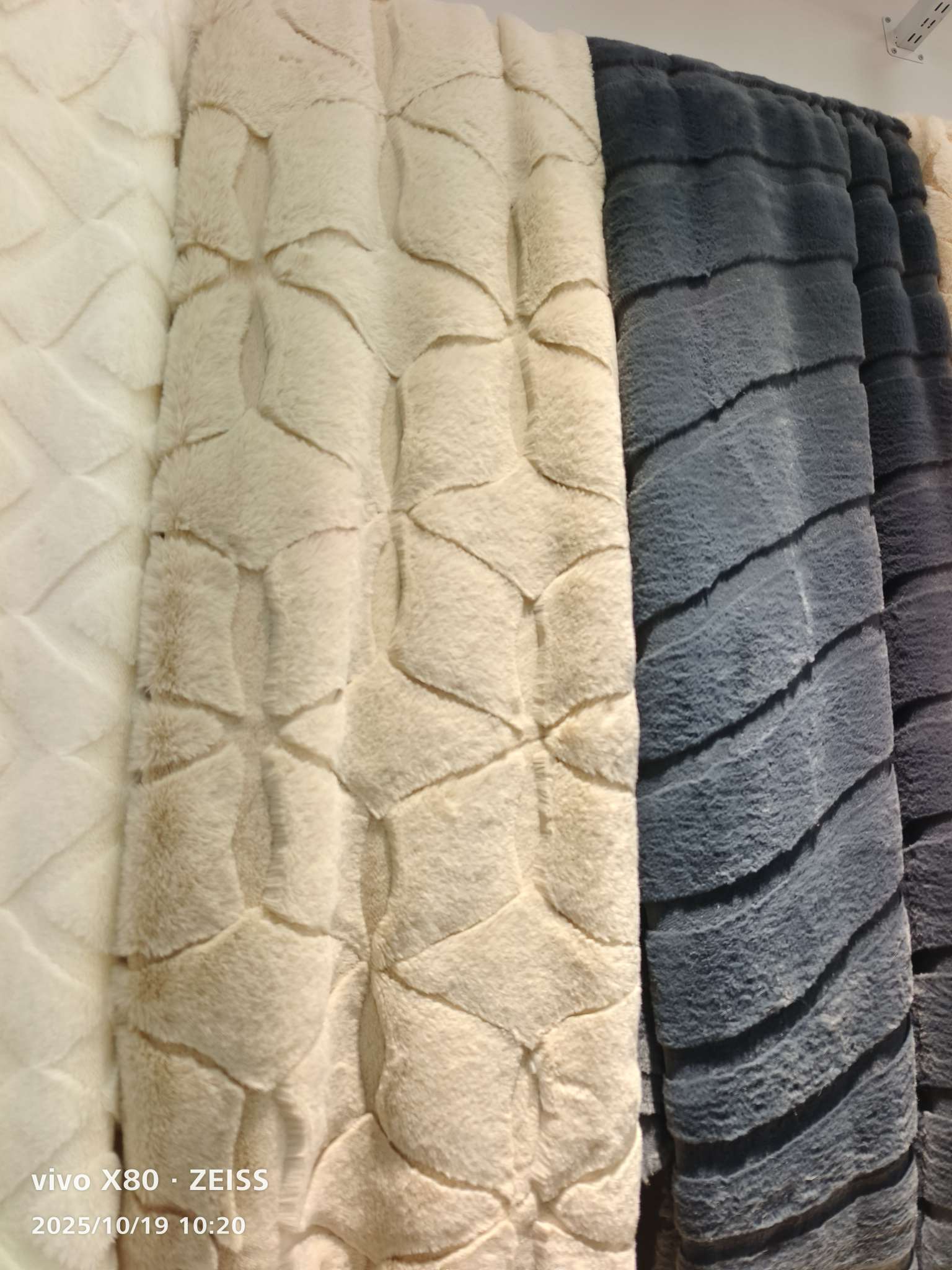 Textile leather blended interwoven fabric, cotton and wool blended fabric, soft hand feel, multi-purpose clothing fabric material. Pajama fabric, carpet fabric, bedding