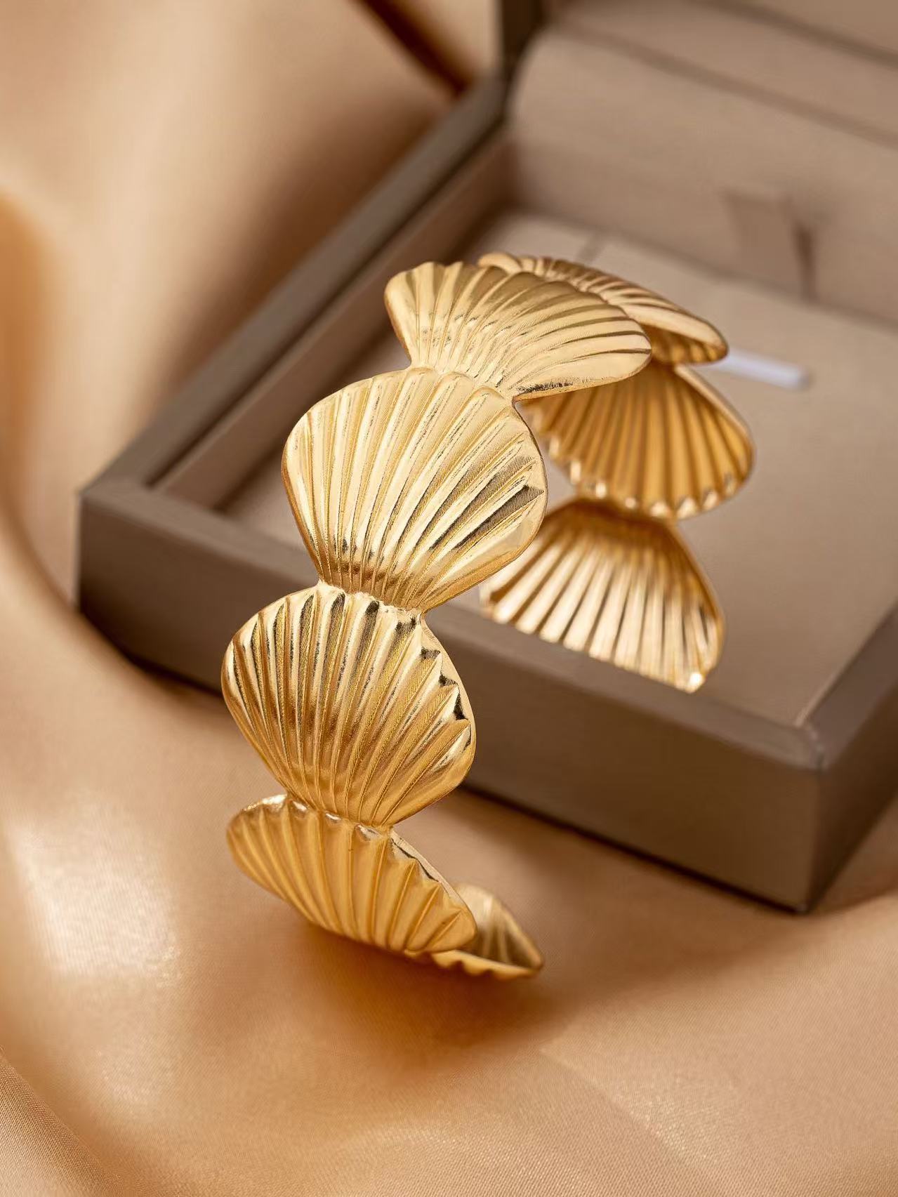 A popular cross-border bestseller in Europe and America, featuring a simple ocean-themed golden shell-shaped metal bracelet for women