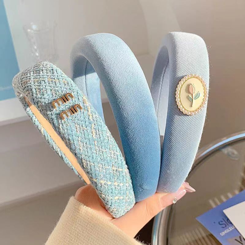 The versatile 2025 new blue hairband for women exudes a high-end, stylish and fashionable vibe. It features a wide-brimmed, high-top headband and hair tie detail image 7