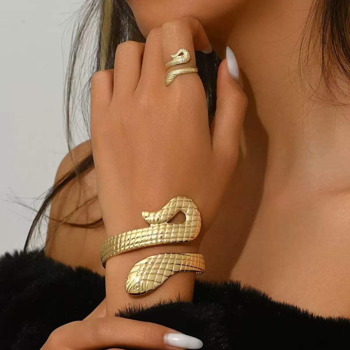 European and American style high-end simple metal bracelet jewelry, personalized design snake-shaped winding creative bracelet ring