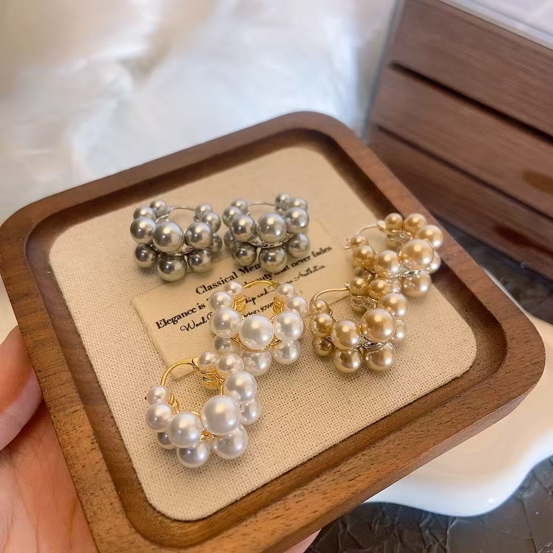 时尚烧焊锆石耳环女气质简约耳饰个性耳钉耳坠百搭耳环饰品。耳饰