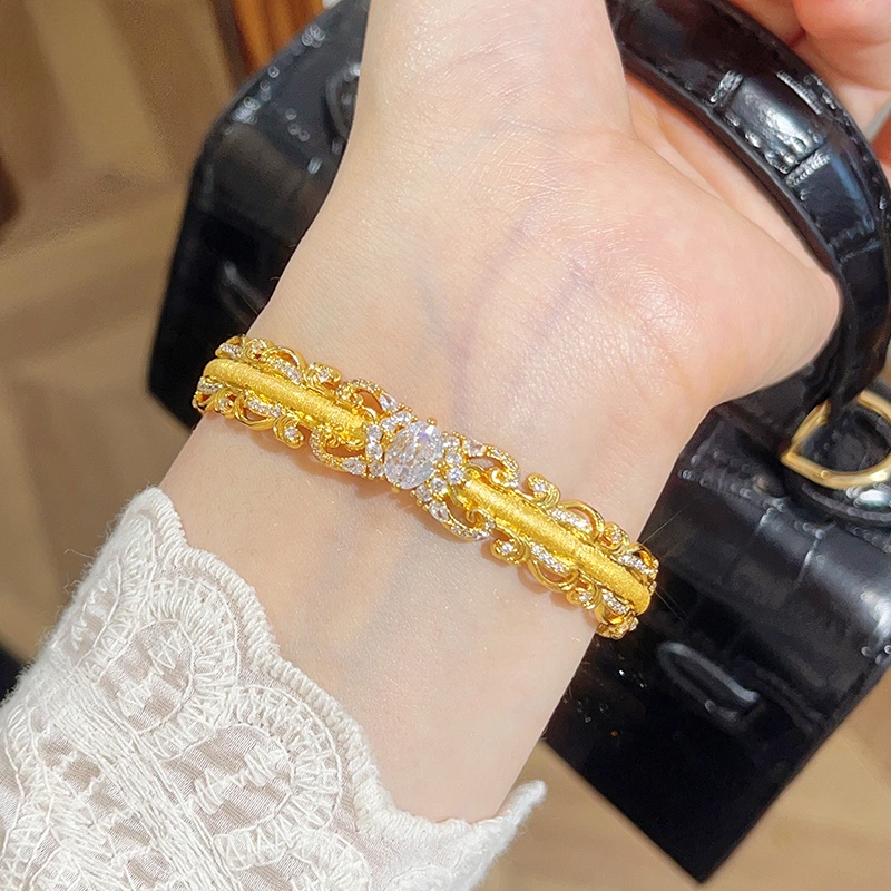 This is a delicate and retro gift for your girlfriend in the same style as the gold store. It's made of sand gold with a diamond dot, pigeon egg and lace Application Scenario
