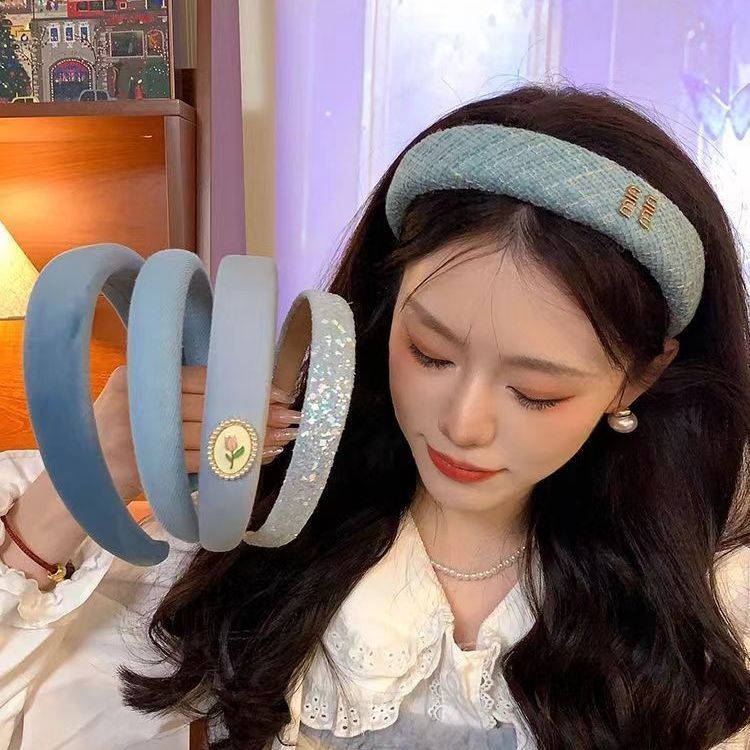 The versatile 2025 new blue hairband for women exudes a high-end, stylish and fashionable vibe. It features a wide-brimmed, high-top headband and hair tie Application Scenario