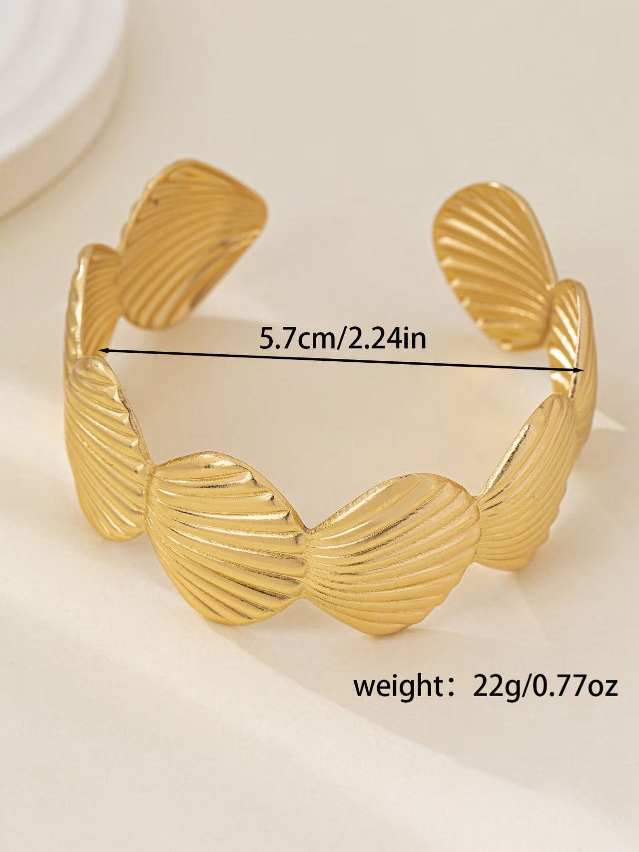 A popular cross-border bestseller in Europe and America, featuring a simple ocean-themed golden shell-shaped metal bracelet for women Item Picture