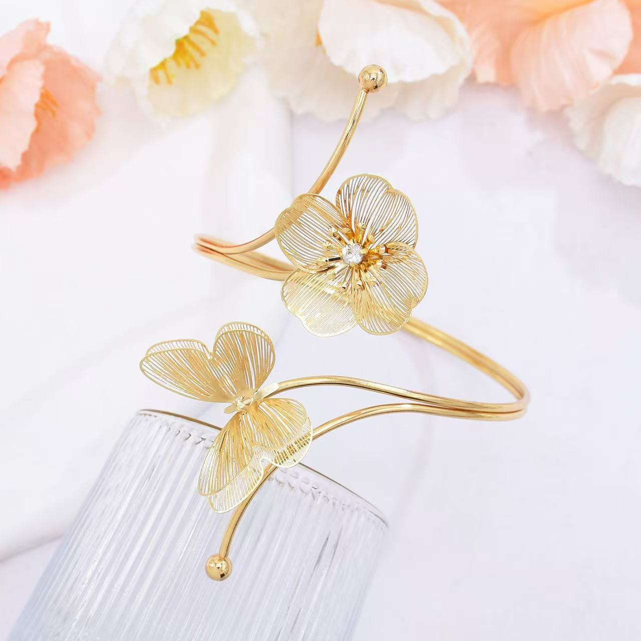 This is a popular cross-border bestseller in Europe and America, featuring fashionable, niche geometric metal armbands with a simple and high-end feel