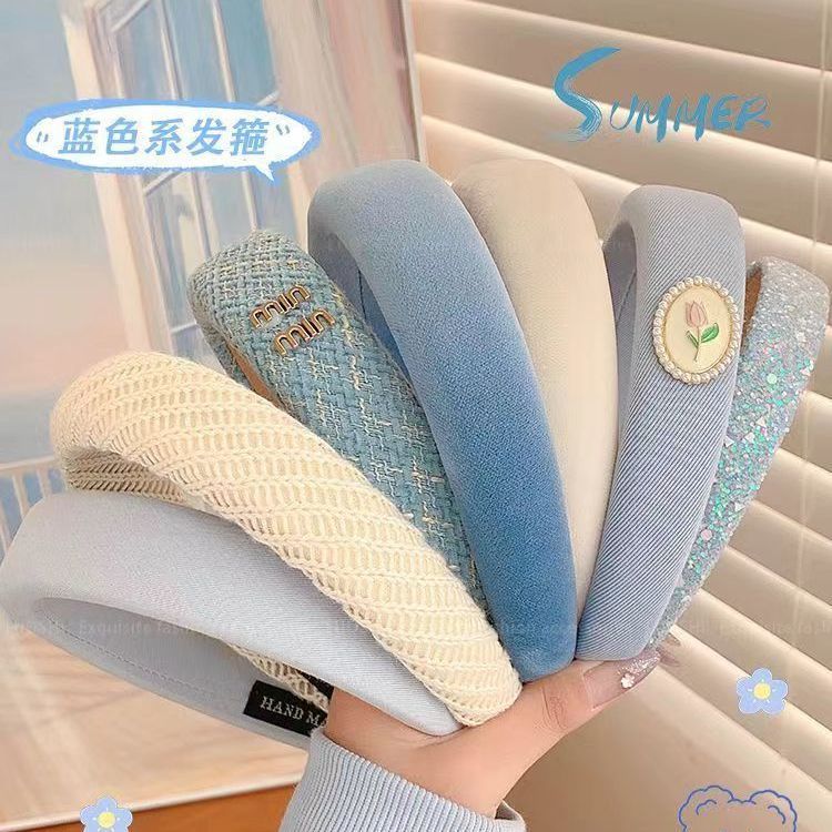 The versatile 2025 new blue hairband for women exudes a high-end, stylish and fashionable vibe. It features a wide-brimmed, high-top headband and hair tie detail image 2