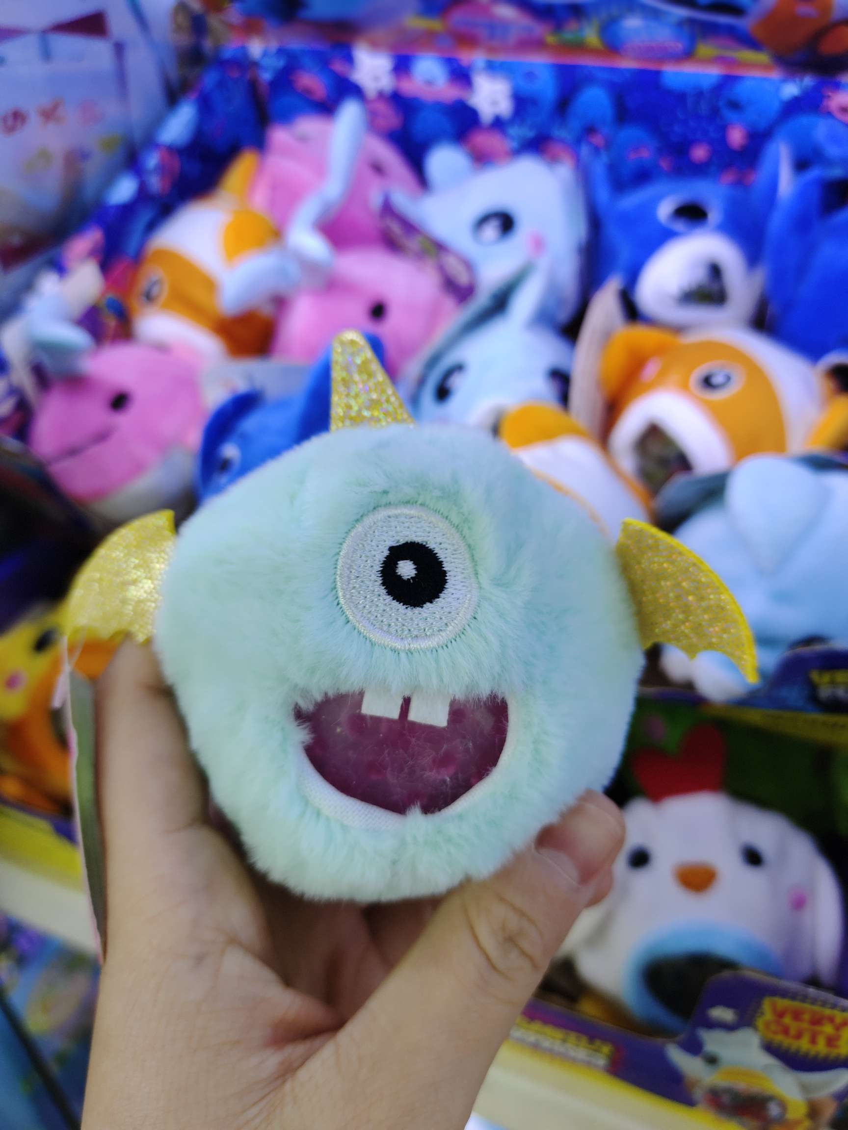 Cute plush stress-relieving pinching ball plush toy, monster series bead-spitting toy, stress-relieving toy, creative and trendy toy display box packaging Application Scenario