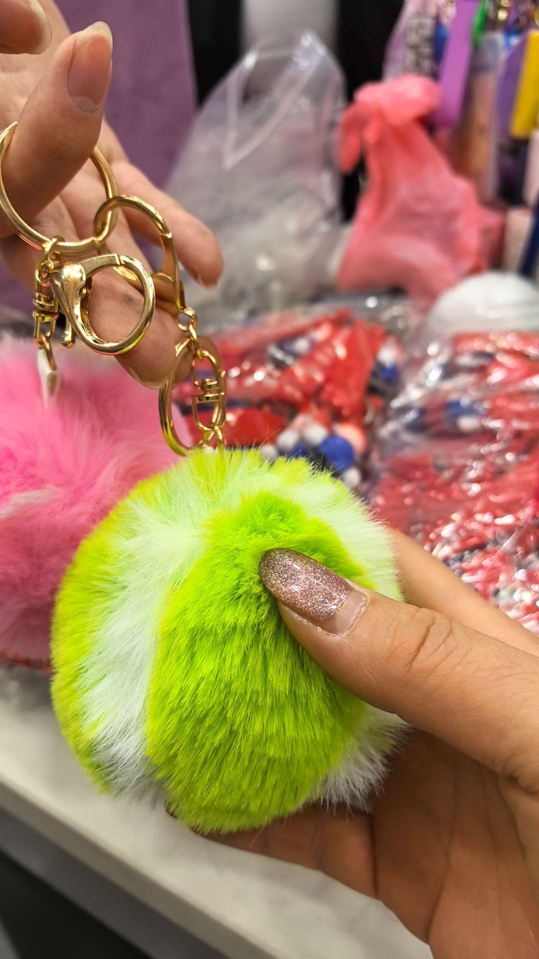 进口潮流毛绒玩具羊毛毡挂件抱心网球可爱毛绒挂饰儿童礼物