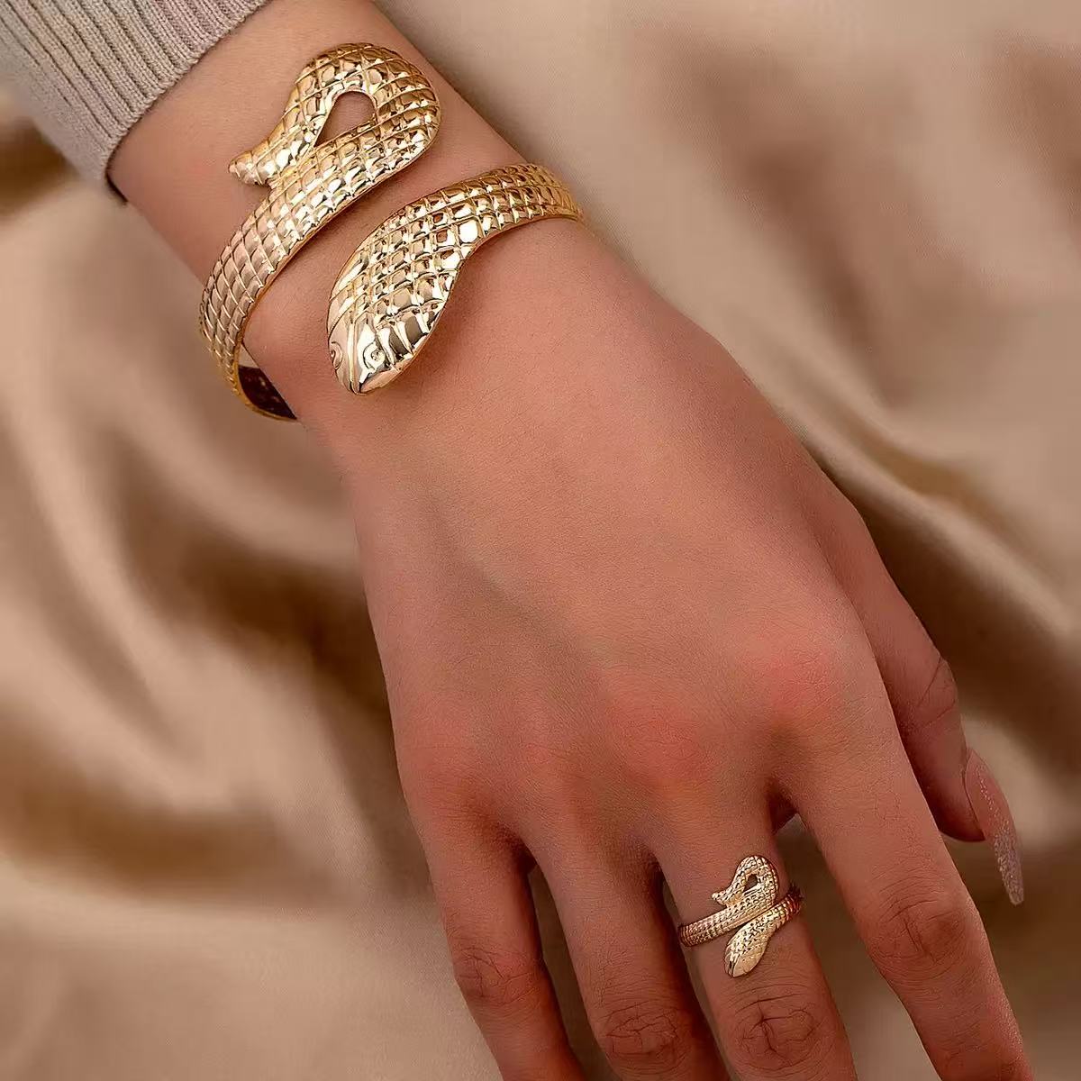 European and American style high-end simple metal bracelet jewelry, personalized design snake-shaped winding creative bracelet ring details Picture