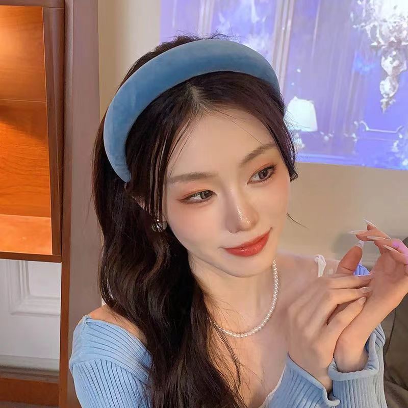 The versatile 2025 new blue hairband for women exudes a high-end, stylish and fashionable vibe. It features a wide-brimmed, high-top headband and hair tie Item Picture