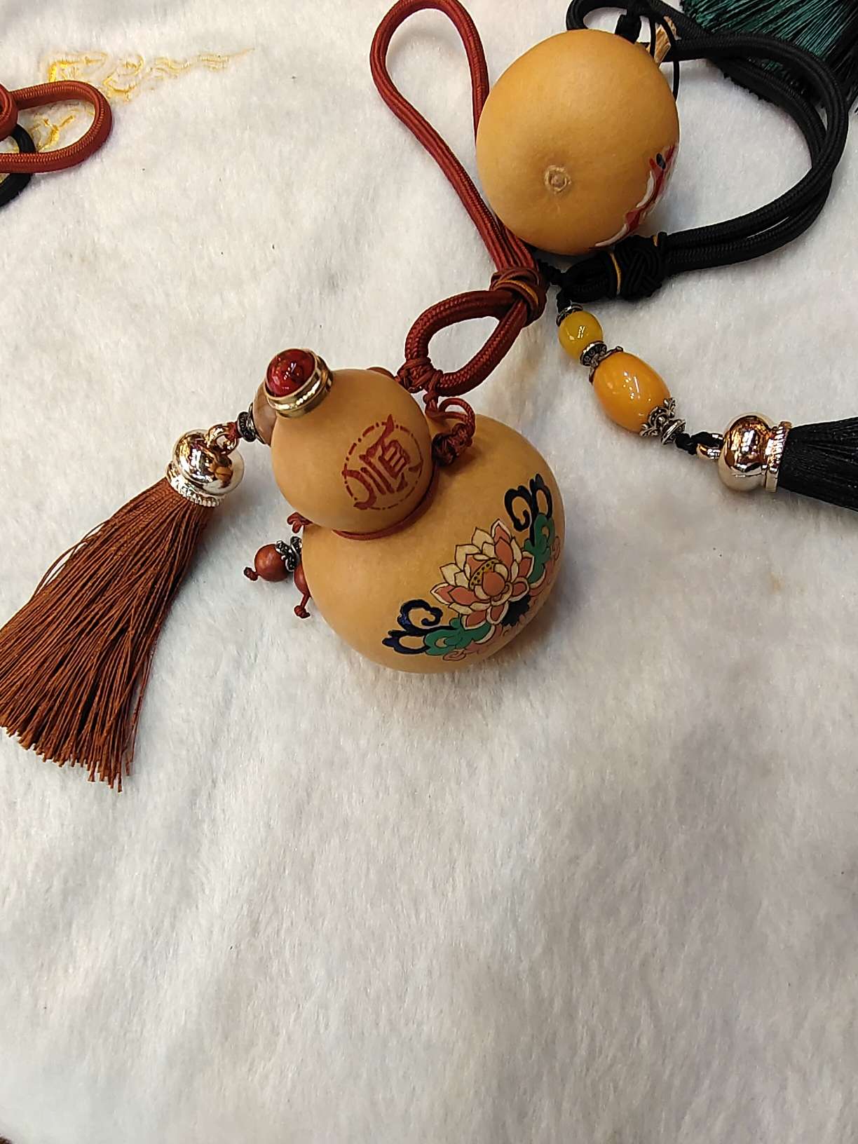 Fengming craftsmanship, natural gourd, inlaid with copper heads, hand-painted, can hold things, be used as a car hanger or a bag hanger, it is a multi-functional pendant Application Scenario