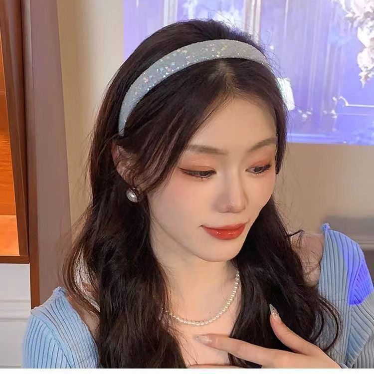 The versatile 2025 new blue hairband for women exudes a high-end, stylish and fashionable vibe. It features a wide-brimmed, high-top headband and hair tie