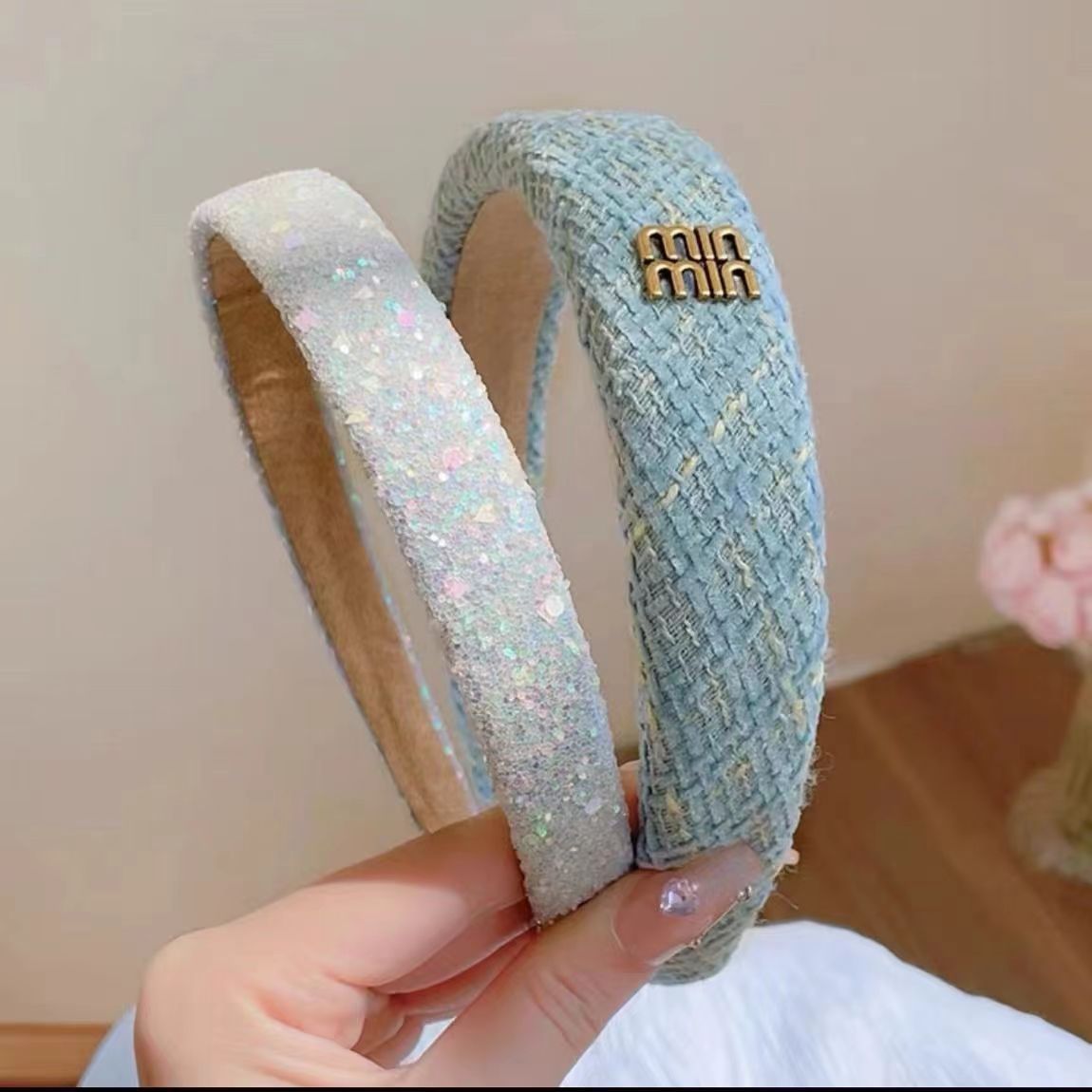 The versatile 2025 new blue hairband for women exudes a high-end, stylish and fashionable vibe. It features a wide-brimmed, high-top headband and hair tie detail image 11