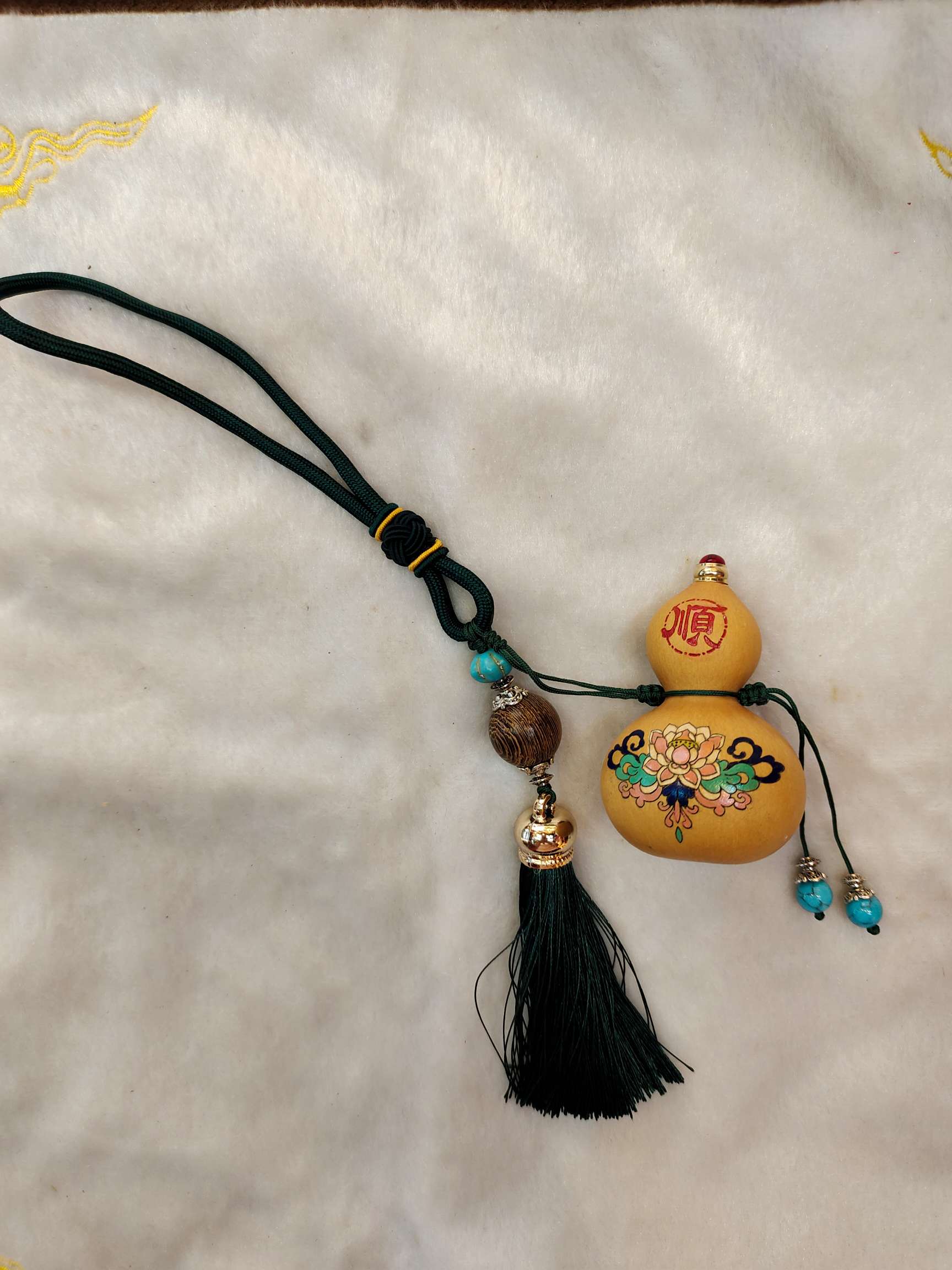 丰明工艺，天然葫芦，镶嵌铜头，手工彩绘，可装东西可当车挂也可以当包挂，是一款多功能的挂饰