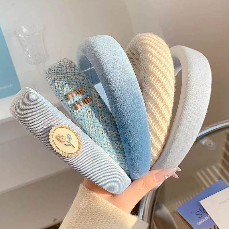 The versatile 2025 new blue hairband for women exudes a high-end, stylish and fashionable vibe. It features a wide-brimmed, high-top headband and hair tie detail image 9