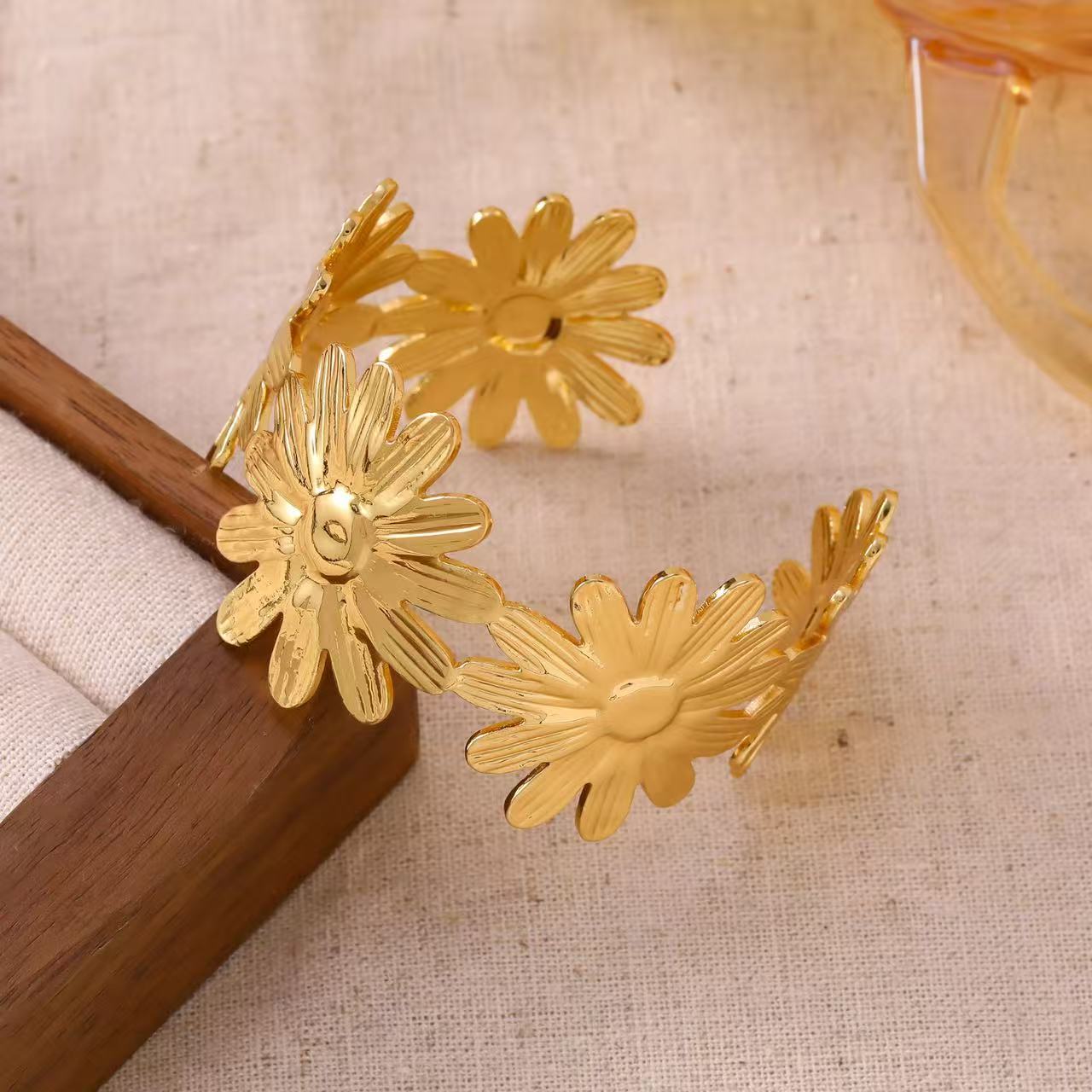 A popular cross-border bestseller in Europe and America, fashionable floral women's metallic and personalized bracelet