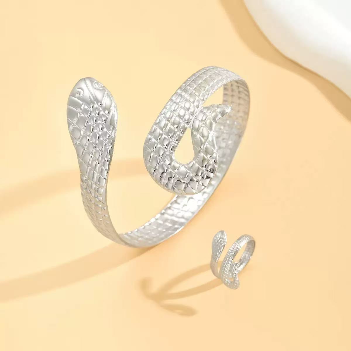European and American style high-end simple metal bracelet jewelry, personalized design snake-shaped winding creative bracelet ring Item Picture