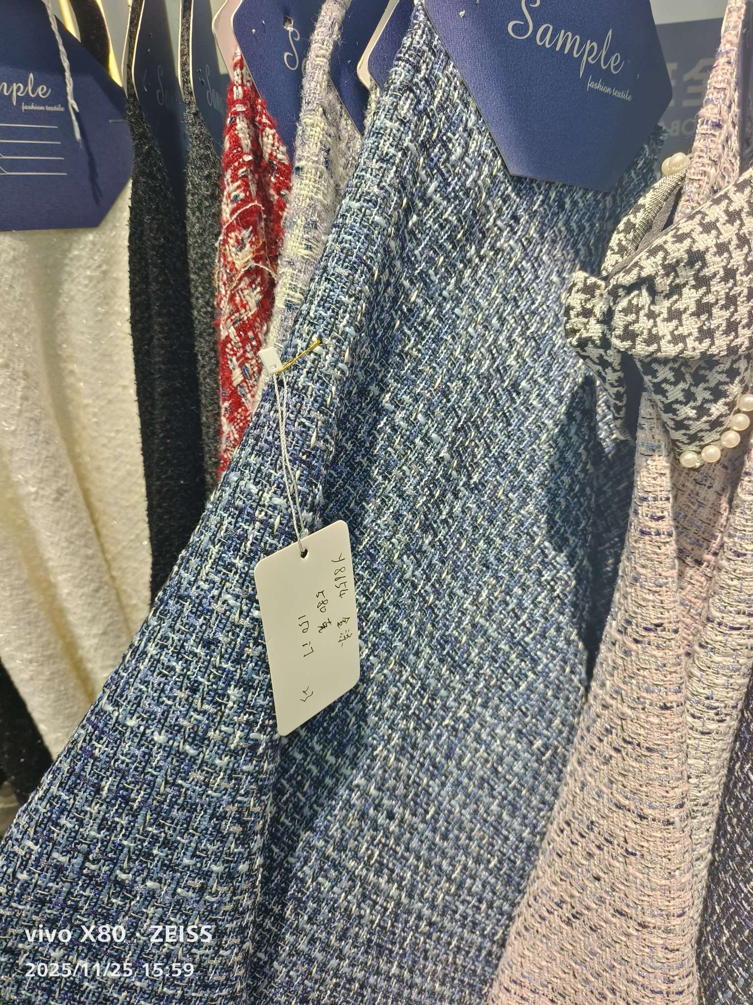 Textile and leather blended interwoven fabric, fine canvas, woven cotton fabric, checkered fabric, clothing fabric in multiple colors to choose from, fashionable clothing fabric, accessory fabric, bag fabric details Picture