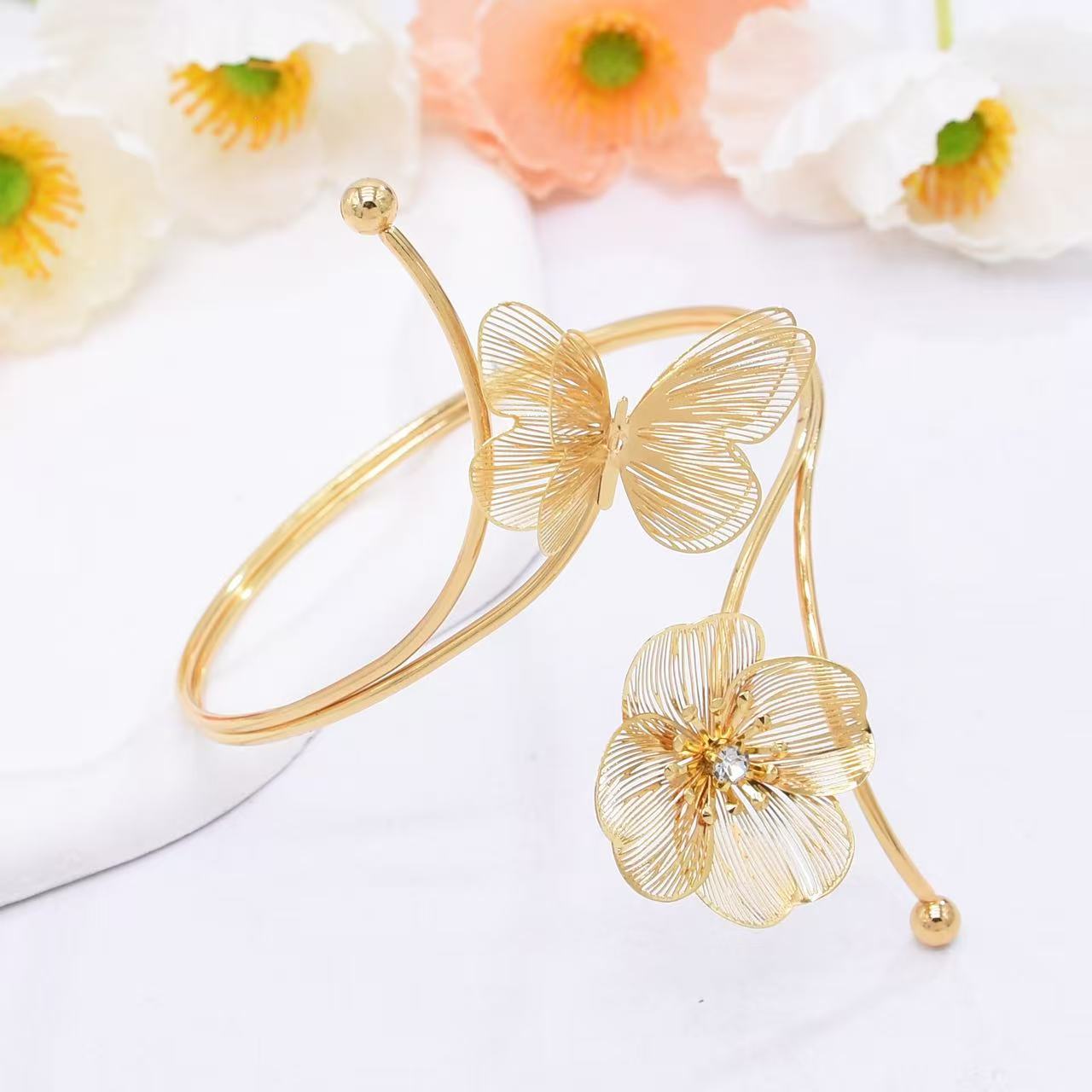 This is a popular cross-border bestseller in Europe and America, featuring fashionable, niche geometric metal armbands with a simple and high-end feel details Picture