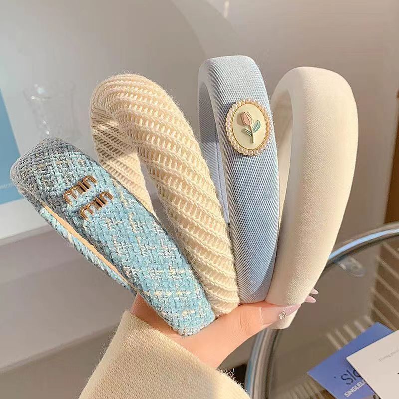 The versatile 2025 new blue hairband for women exudes a high-end, stylish and fashionable vibe. It features a wide-brimmed, high-top headband and hair tie detail image 6