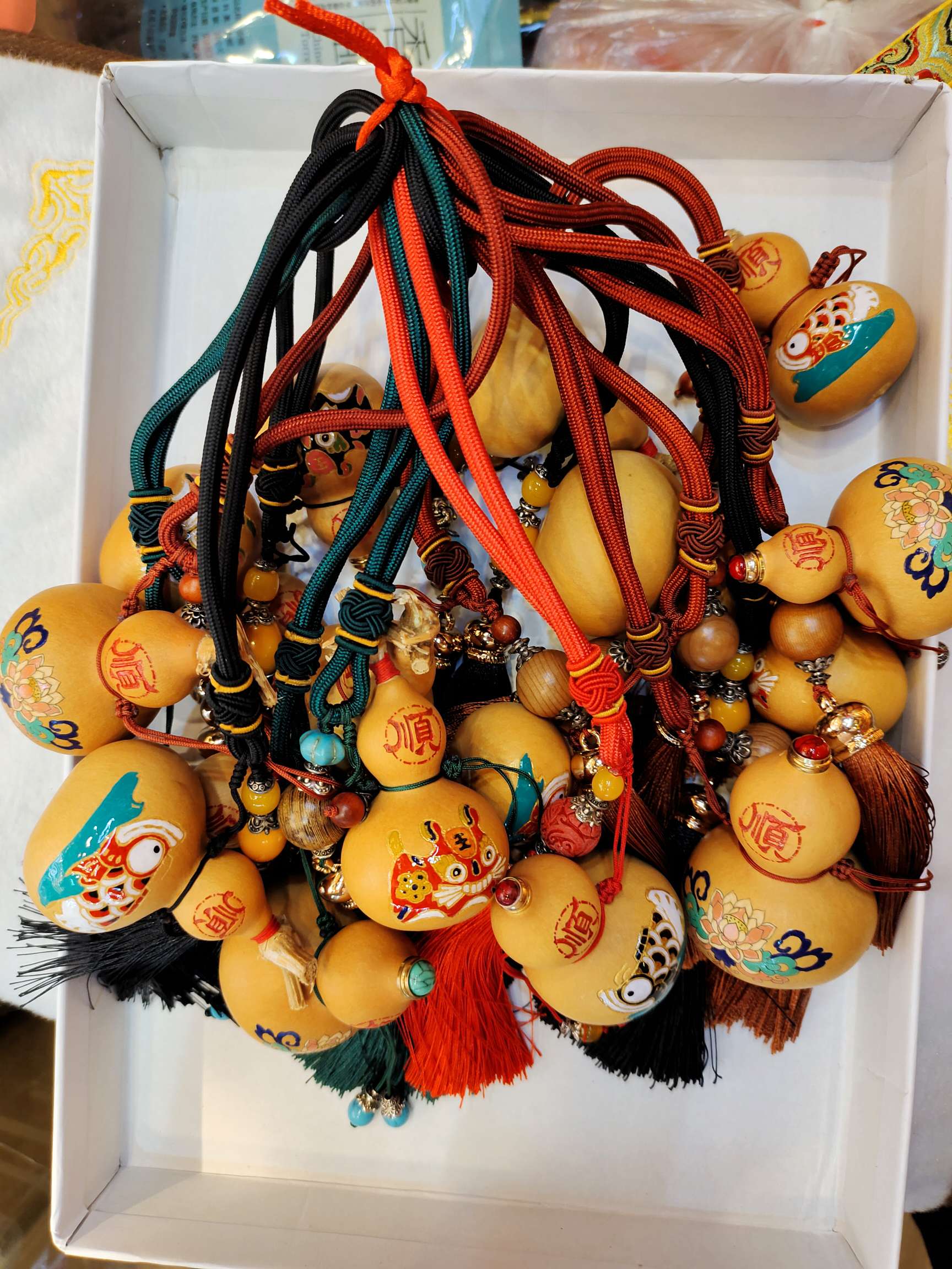 Fengming craftsmanship, natural gourd, inlaid with copper heads, hand-painted, can hold things, be used as a car hanger or a bag hanger, it is a multi-functional pendant detail image 6