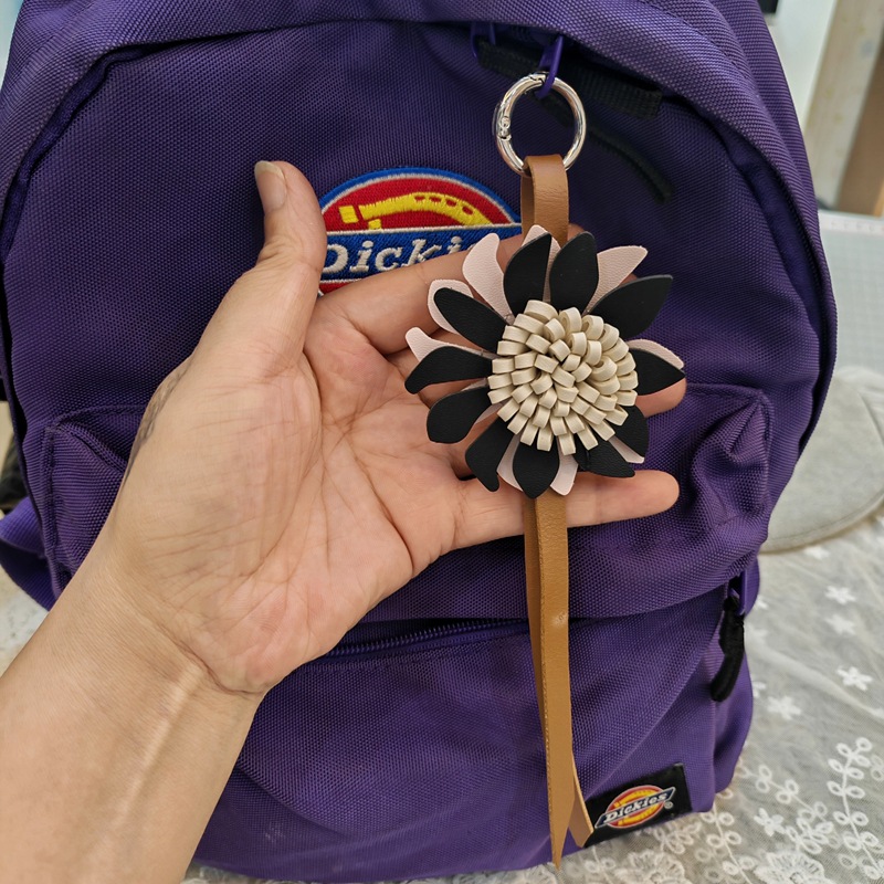 Handmade leather sunflower niu series bag pendant, small Daisy color-blocking couple backpack lanyder, scarf, shoes, hats and accessories Item Picture