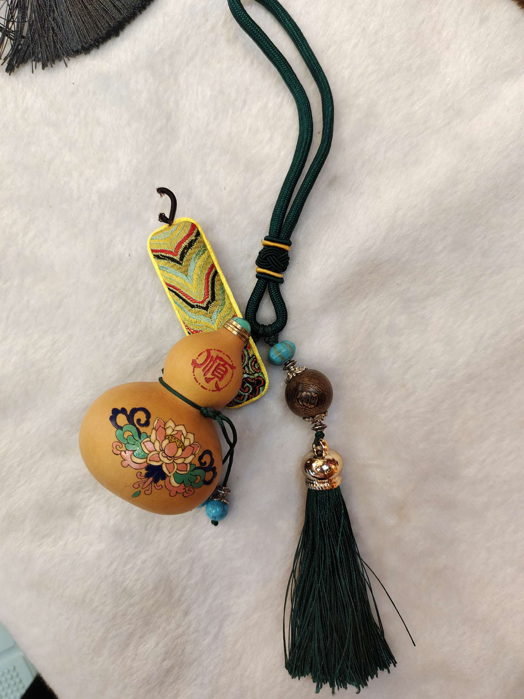 Fengming craftsmanship, natural gourd, inlaid with copper heads, hand-painted, can hold things, be used as a car hanger or a bag hanger, it is a multi-functional pendant detail image 3