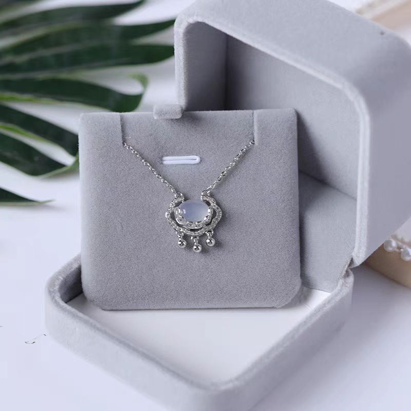 高级定制玉髓长命锁项链百搭优雅气质潮饰