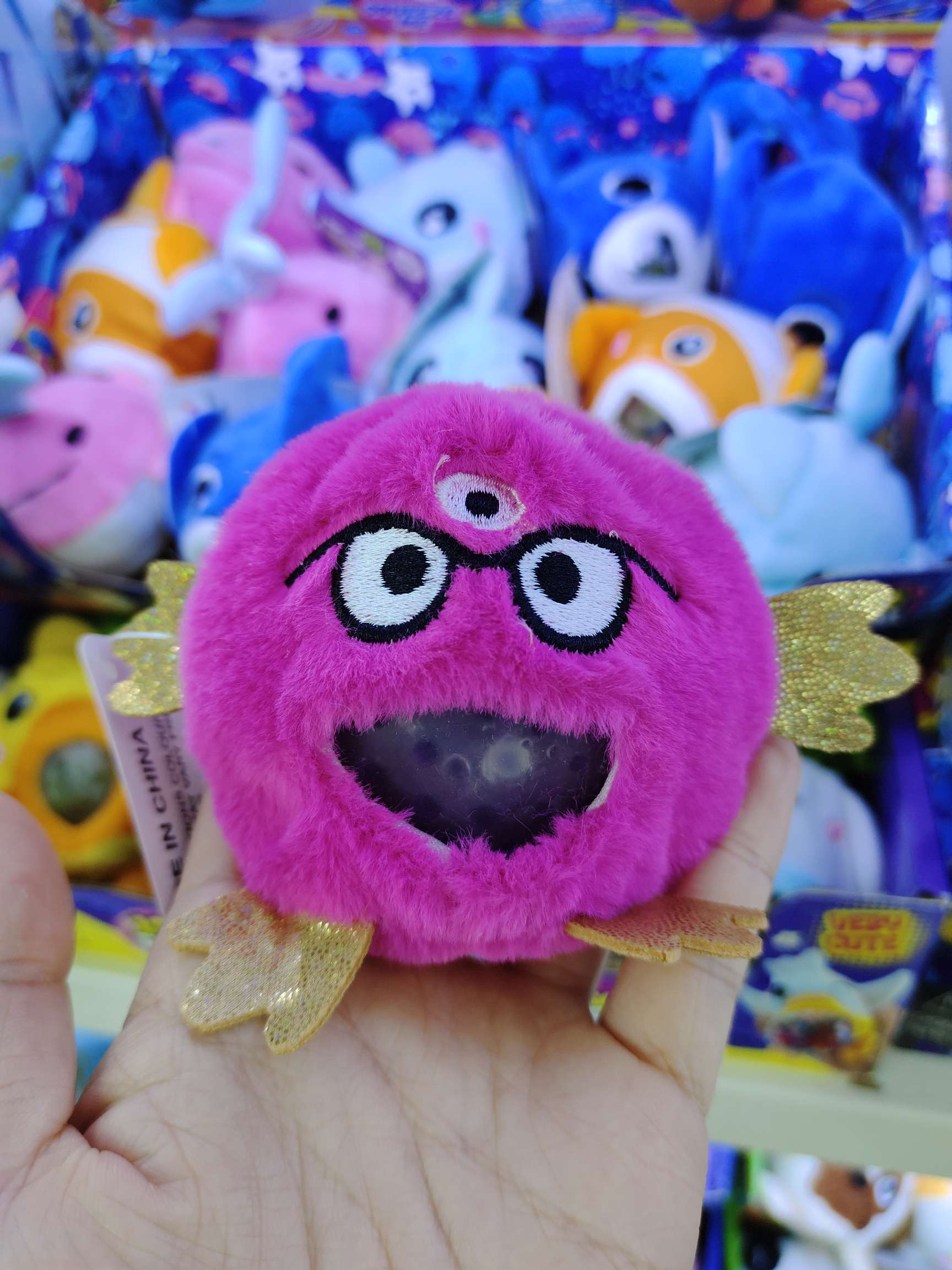 可爱毛绒解压捏捏球毛绒公仔怪兽系列吐珠玩具减压玩具创意潮流玩具展示盒包装