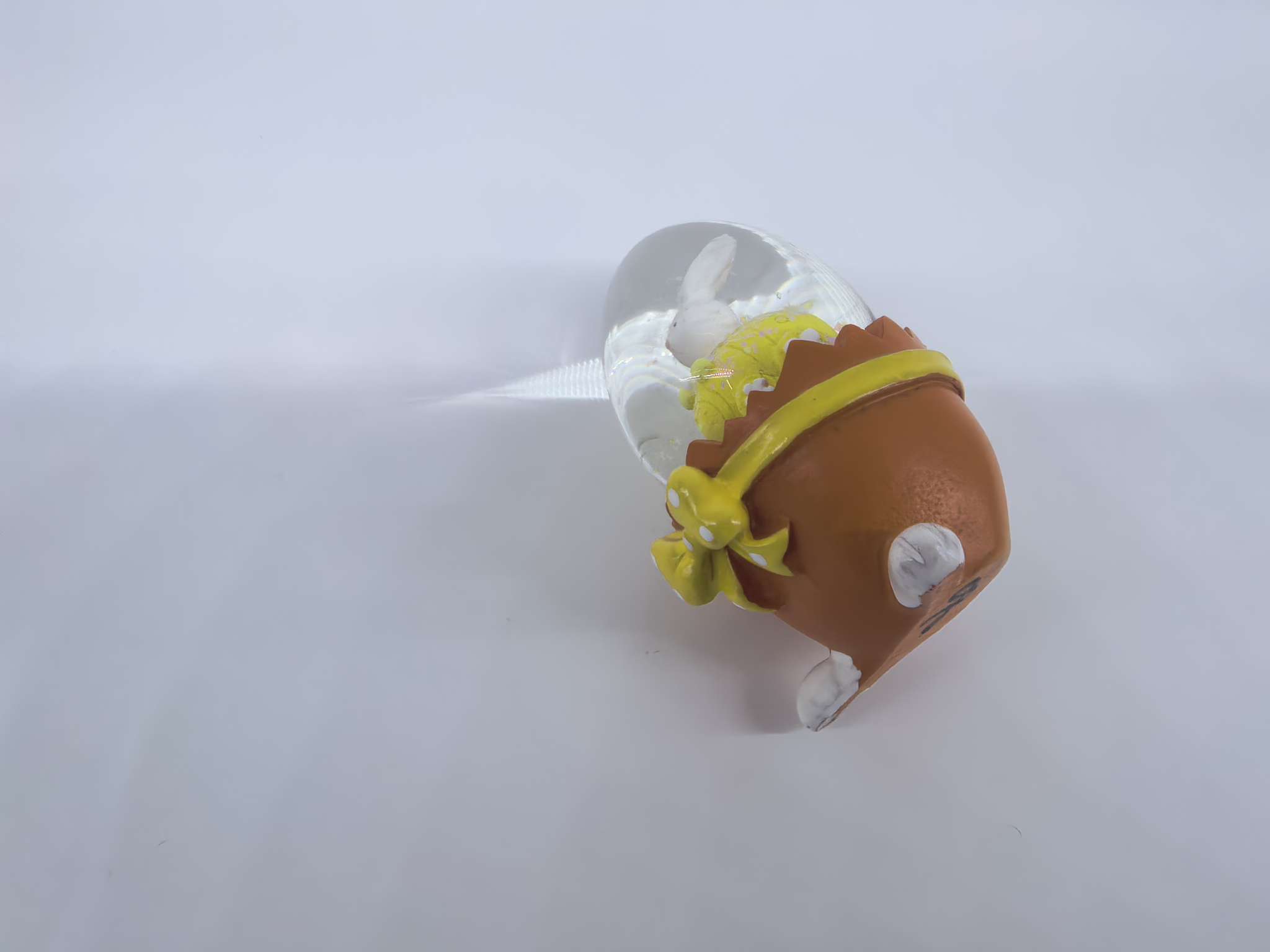 工艺品礼品复活节树脂水球摆件，底座树脂，椭圆玻璃球白底实物图