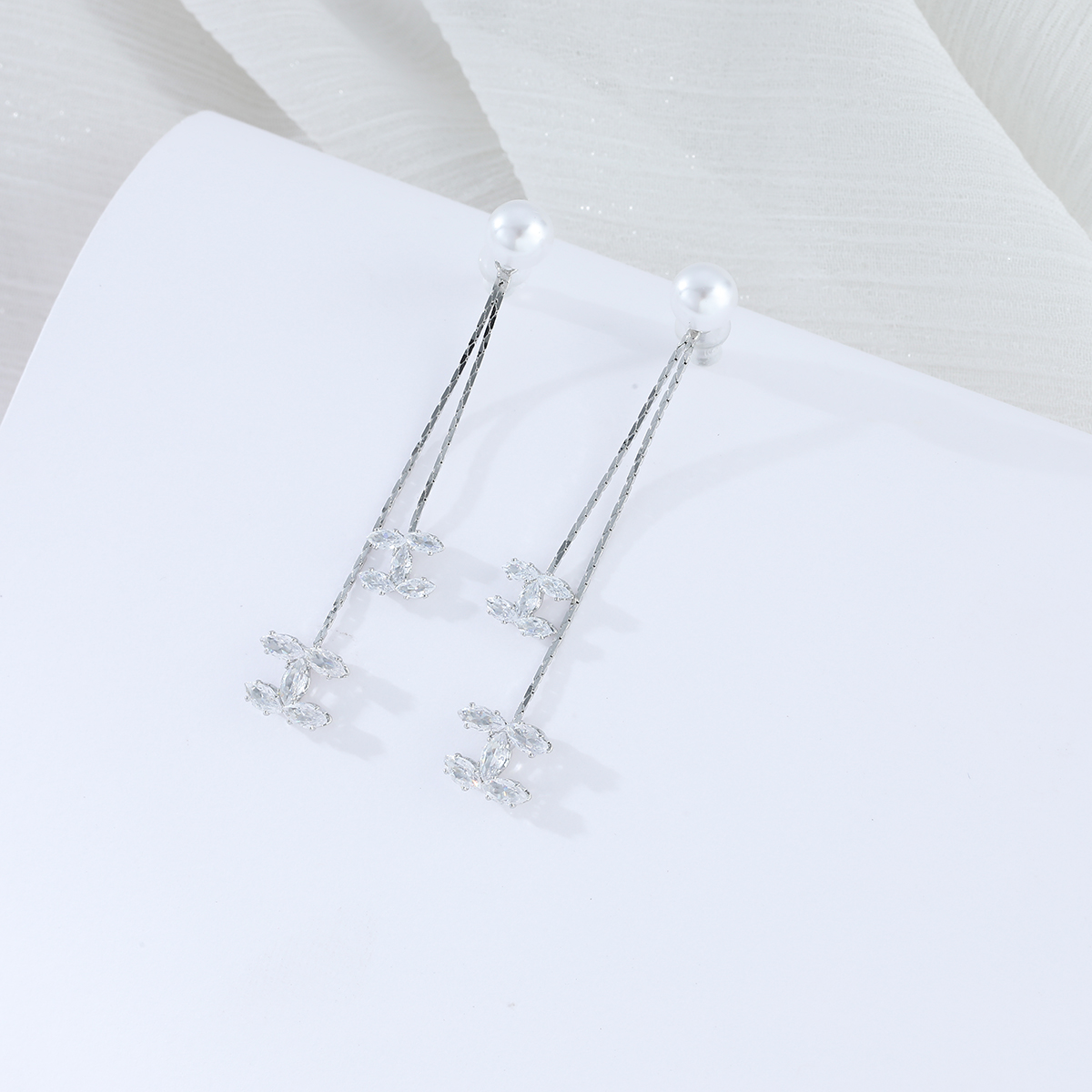 Xuhui brand's long, light luxury zircon earrings are fashionable and versatile. Round faces can make you look slimmer. Tassel earrings for women are fashionable Specification drawing