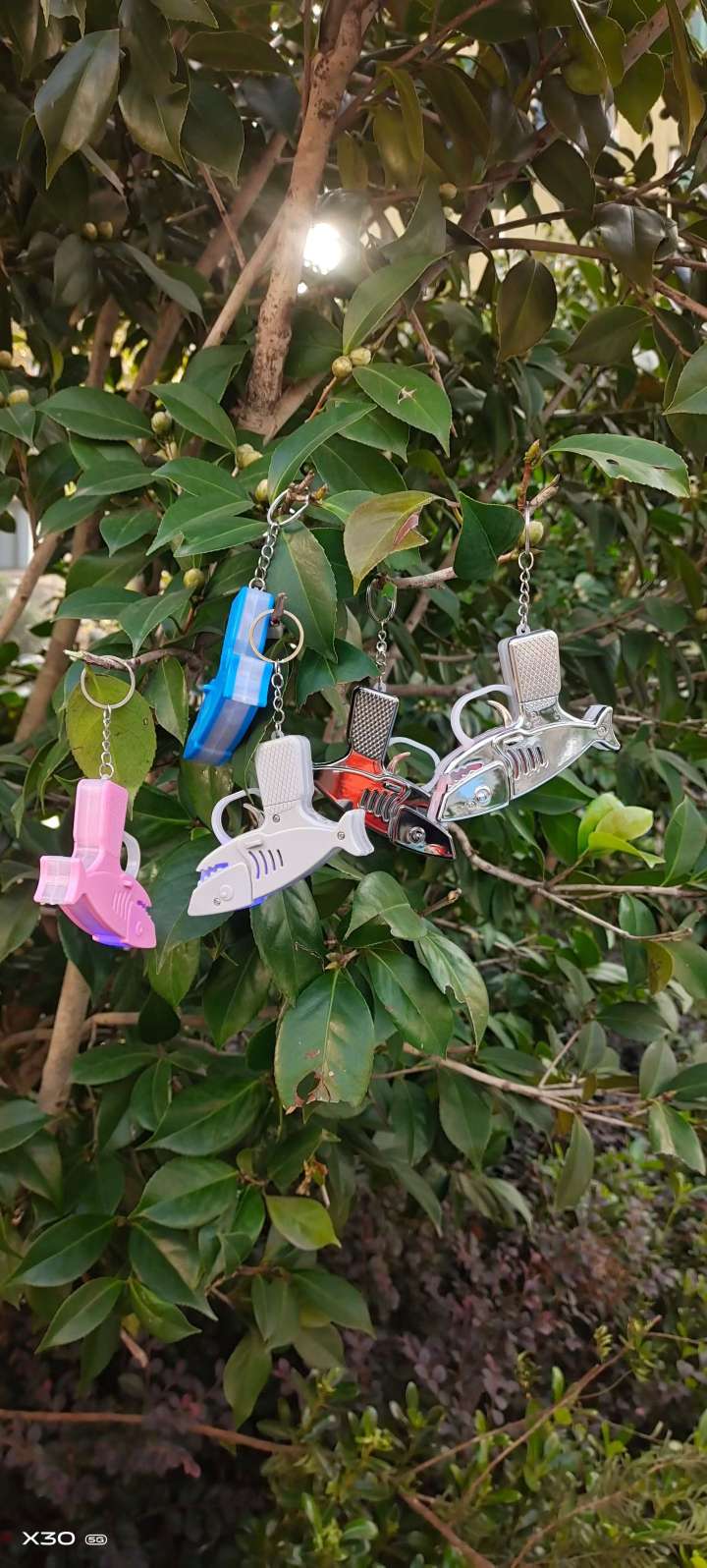 鲨鱼闪光枪，功能激光灯，，LED手电筒，闪光灯，外表彩色白底实物图