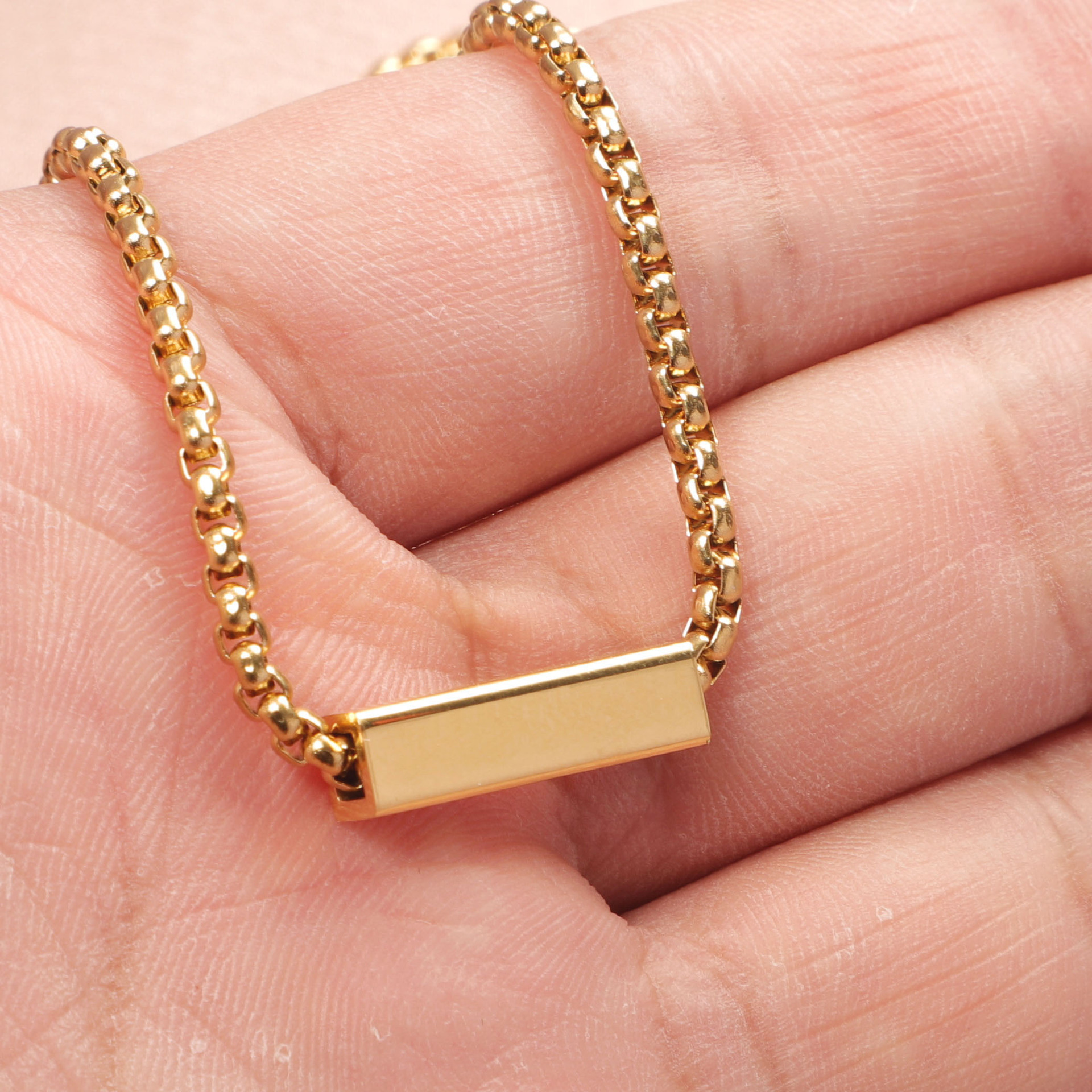 Cross-border best-selling hollow square tube necklace, European and American simple pearl chain, fashionable and trendy, can be engraved, perfect for couples Item Picture