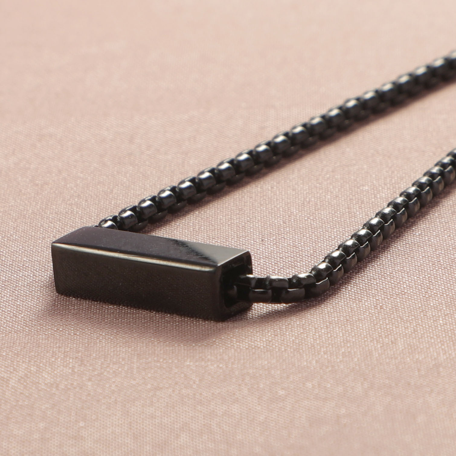 Cross-border best-selling hollow square tube necklace, European and American simple pearl chain, fashionable and trendy, can be engraved, perfect for couples Specification image