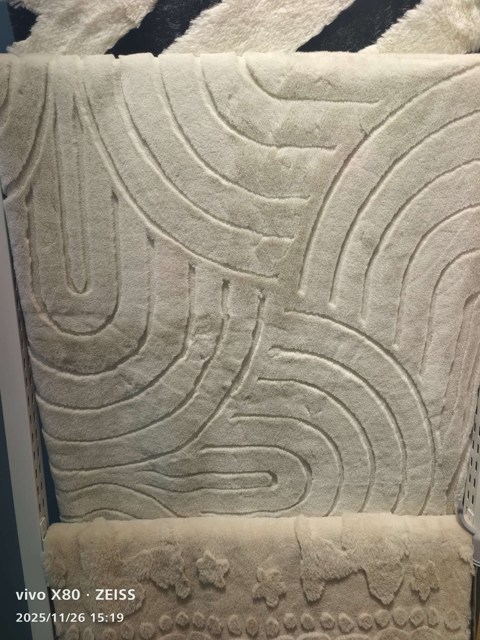 Textile and leather blended interwoven fabric, cotton and wool blended fabric, soft hand feel, multi-purpose clothing fabric material, small rabbit fur jacquard fabric, suitable for pajamas fabric, carpet fabric, bedding and other uses