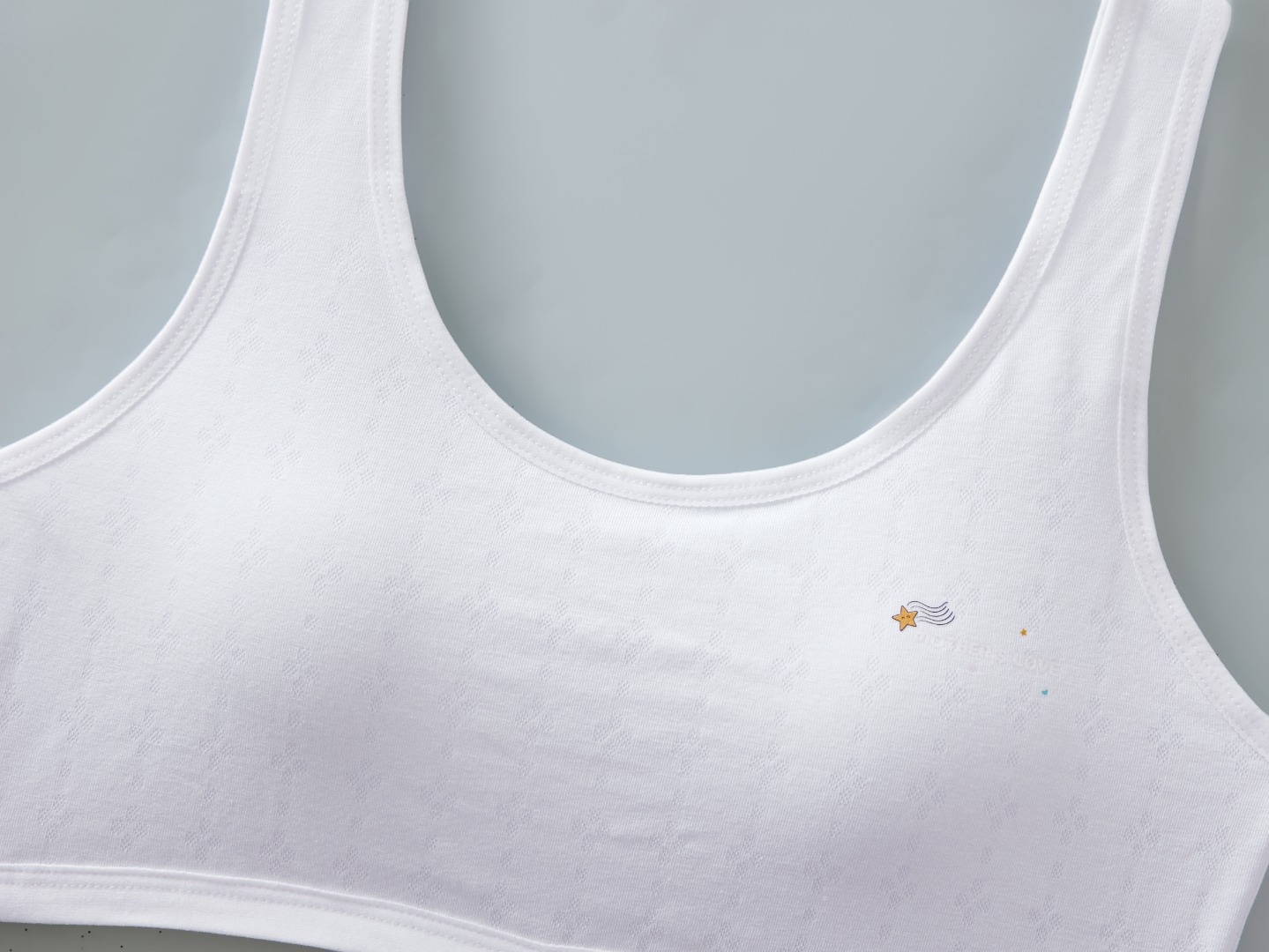 New sports underwear for junior high school and senior high school girls, shock-absorbing vests for girls, and fixed cup cotton vests for girls Application Scenario