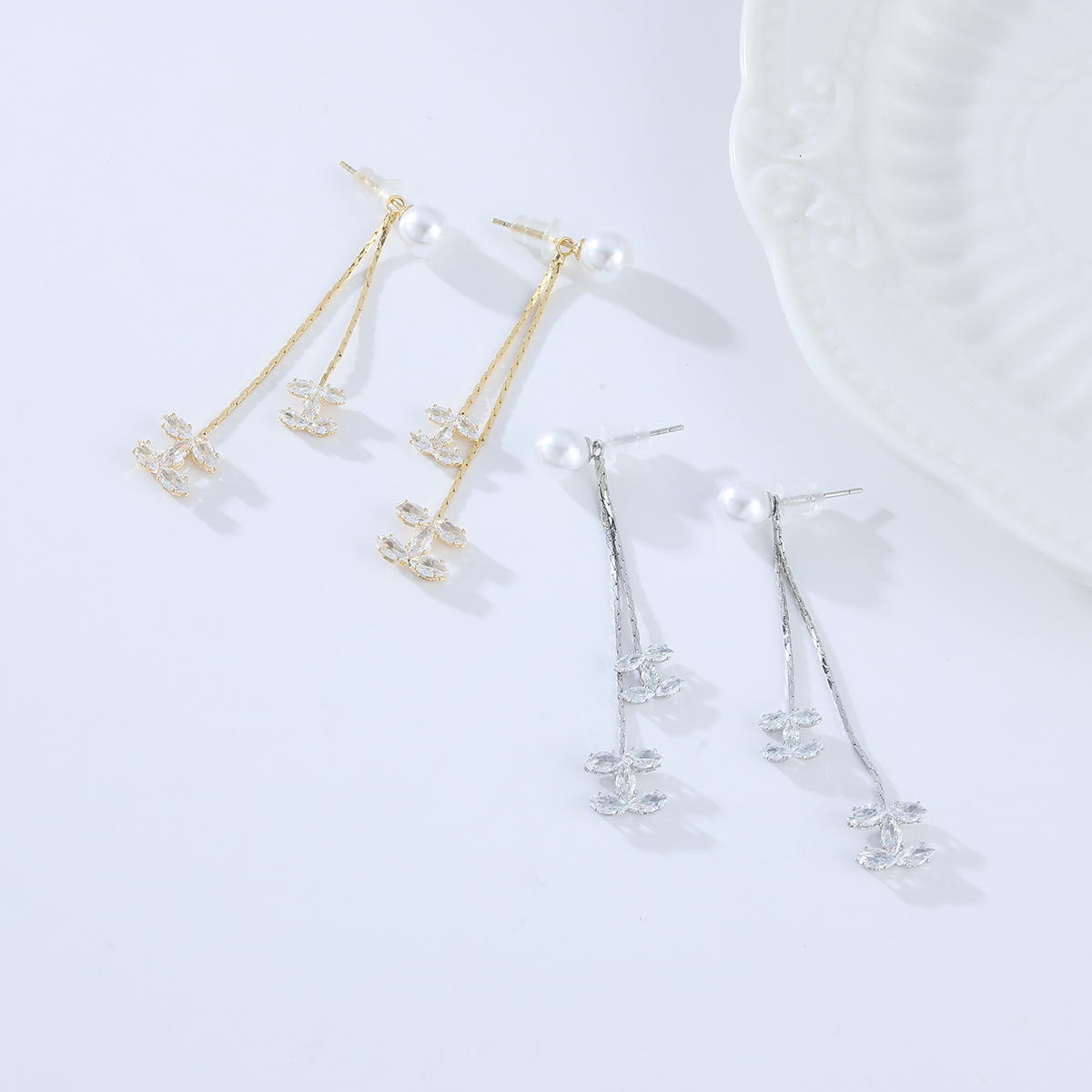 Xuhui brand's long, light luxury zircon earrings are fashionable and versatile. Round faces can make you look slimmer. Tassel earrings for women are fashionable Item Picture
